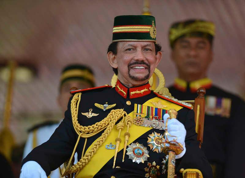 Sultanen Hassanl Bolkiah, 67, har bestämt att sharialagar ska införas i Brunei. Ett beslut som fått Hollywoods elit, med bland andra Jay Leno och Ellen De Generes, att inleda en bojkott mot de lyxhotell som sultanen äger.