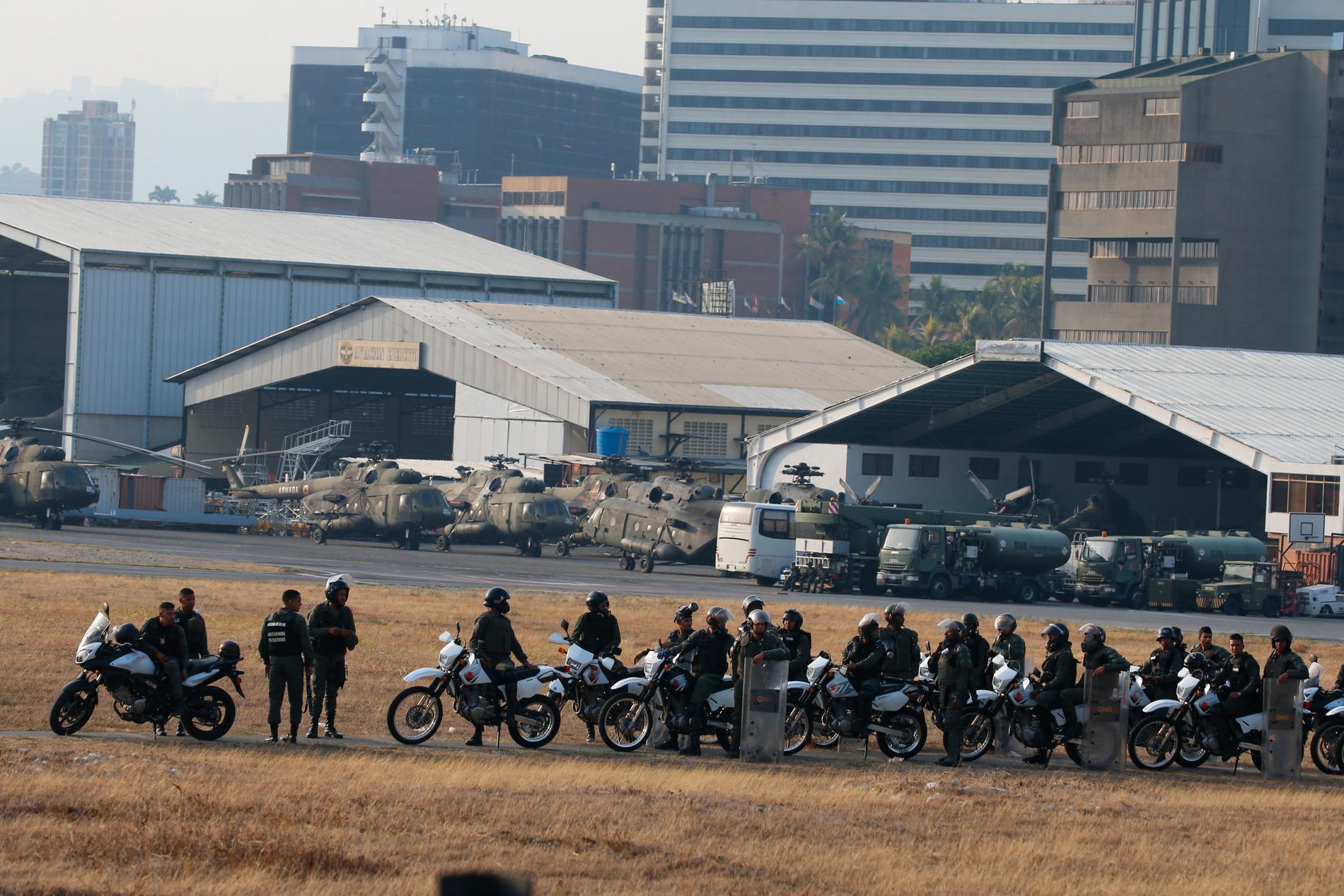 Militärer som är lojala med sittande presidenten Maduro utanför flygbasen La Carlota.