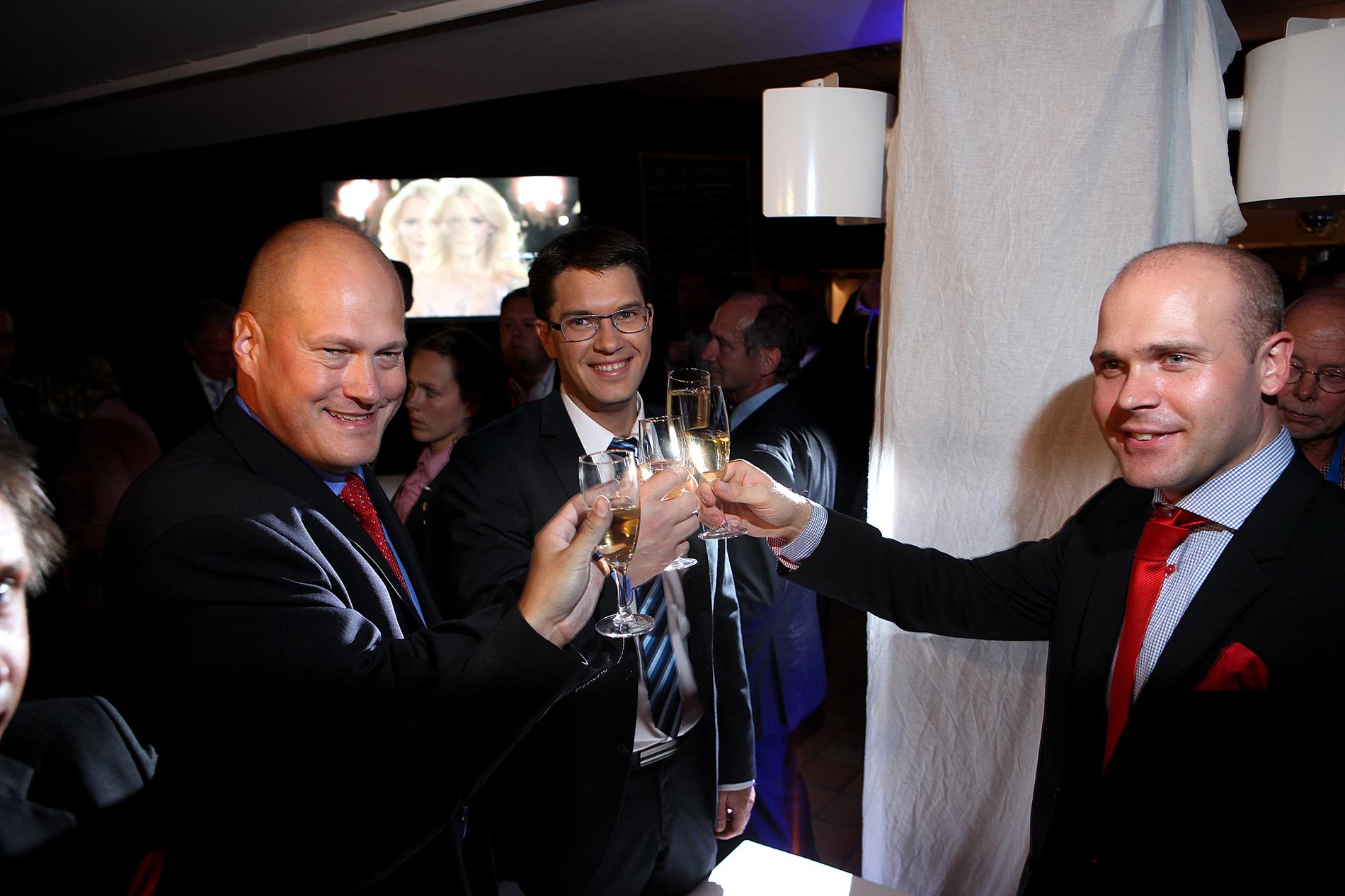 Sverigedemokraternas valvaka 2010. Sven-Olof Sällström, Jimmie Åkesson och Erik Almqvist, pressekreterare, dricker champagne. 