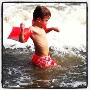 Martin, 4, får äntligen bada i havet i Charleston, South Carolina, efter bilåkning i drygt två veckor.