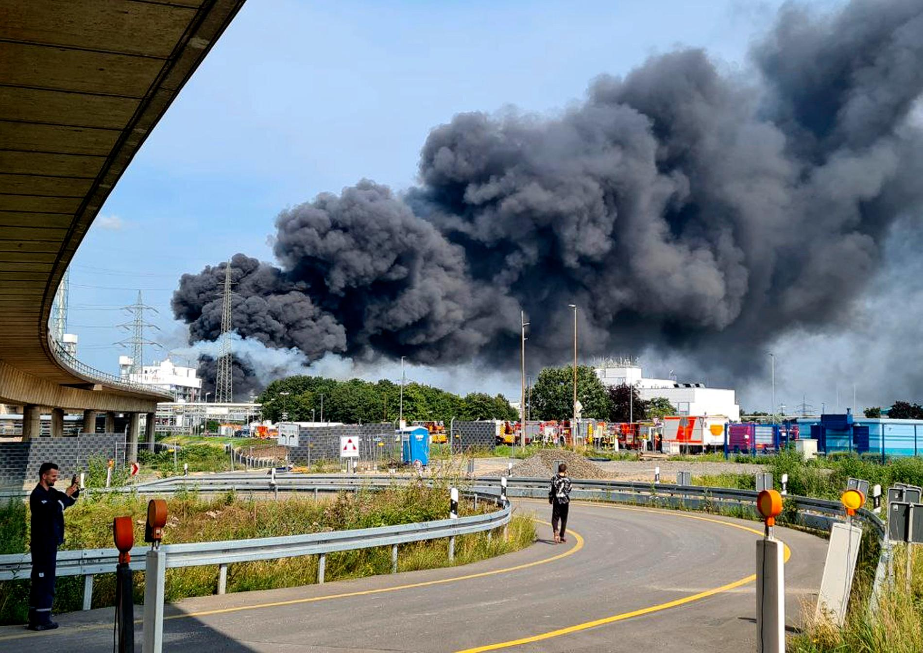 Ett svart rökmoln tornar upp sig över kemiparken i Leverkusen i västra Tyskland efter tisdagens explosion.