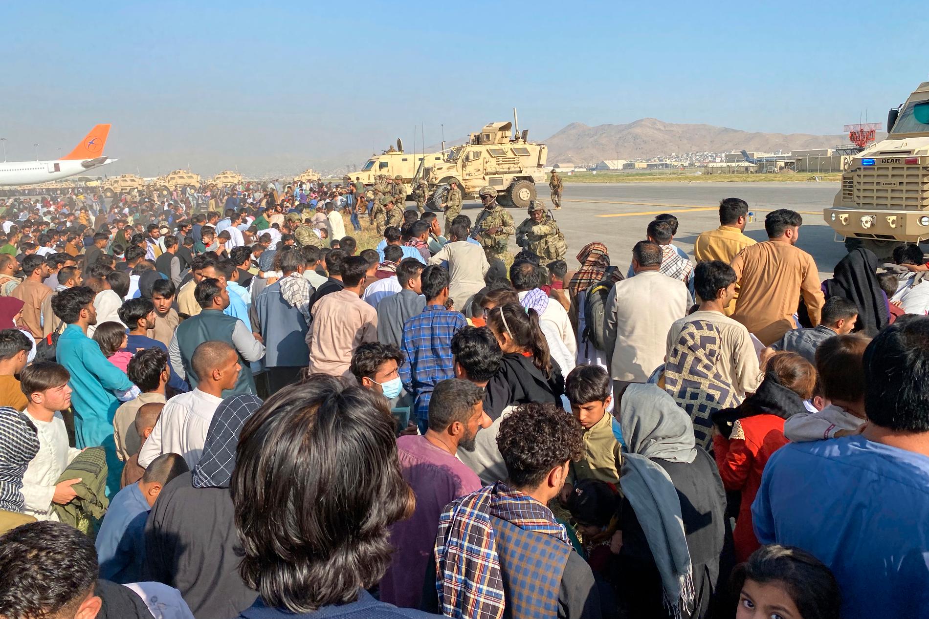 I augusti samlades människor vid Kabuls flygplats i hopp om att kunna lämna landet.
