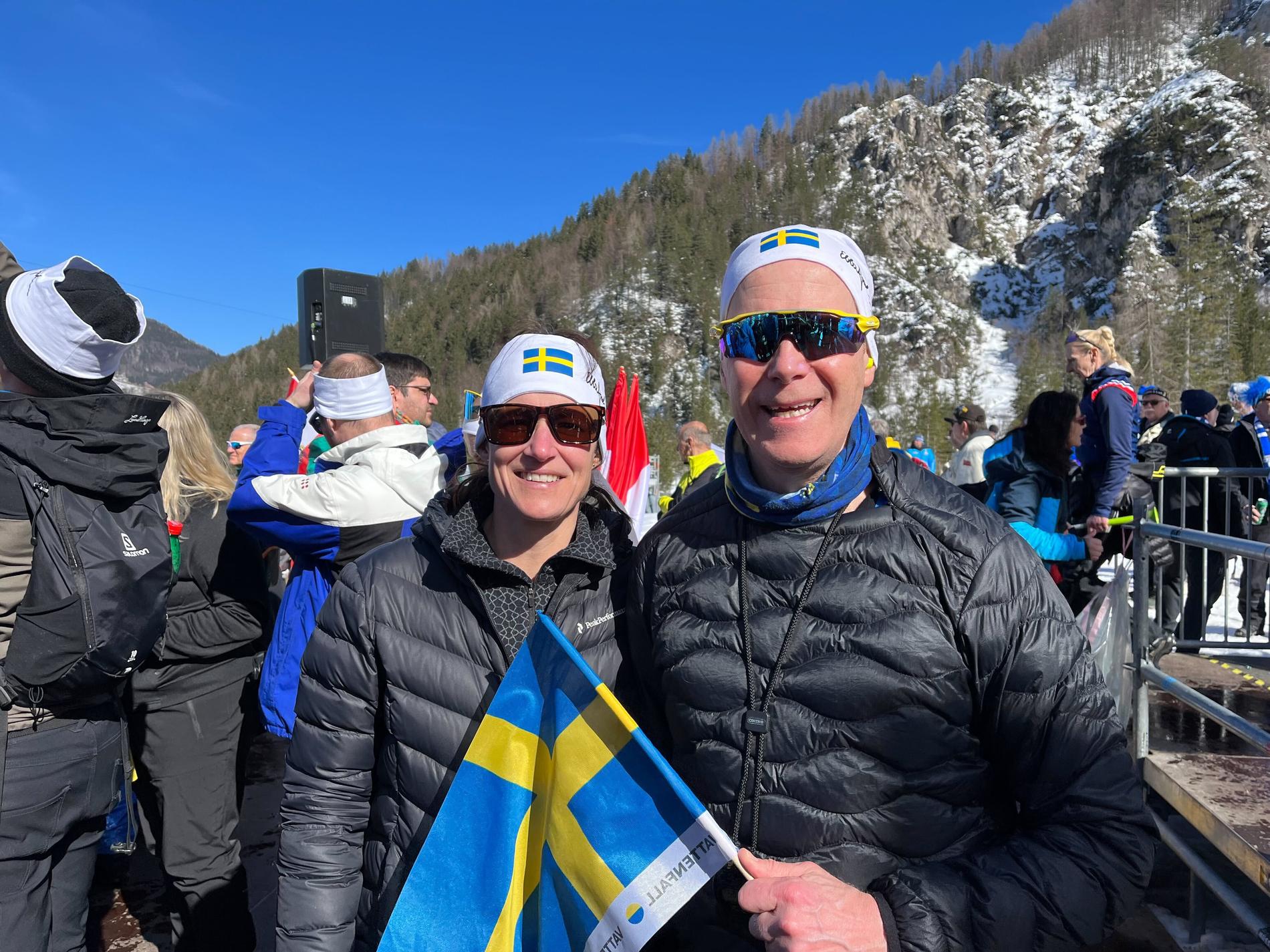 Åsa Lundmark och Per-Ola Andersson kort efter dotterns andra guld i VM i Planica.