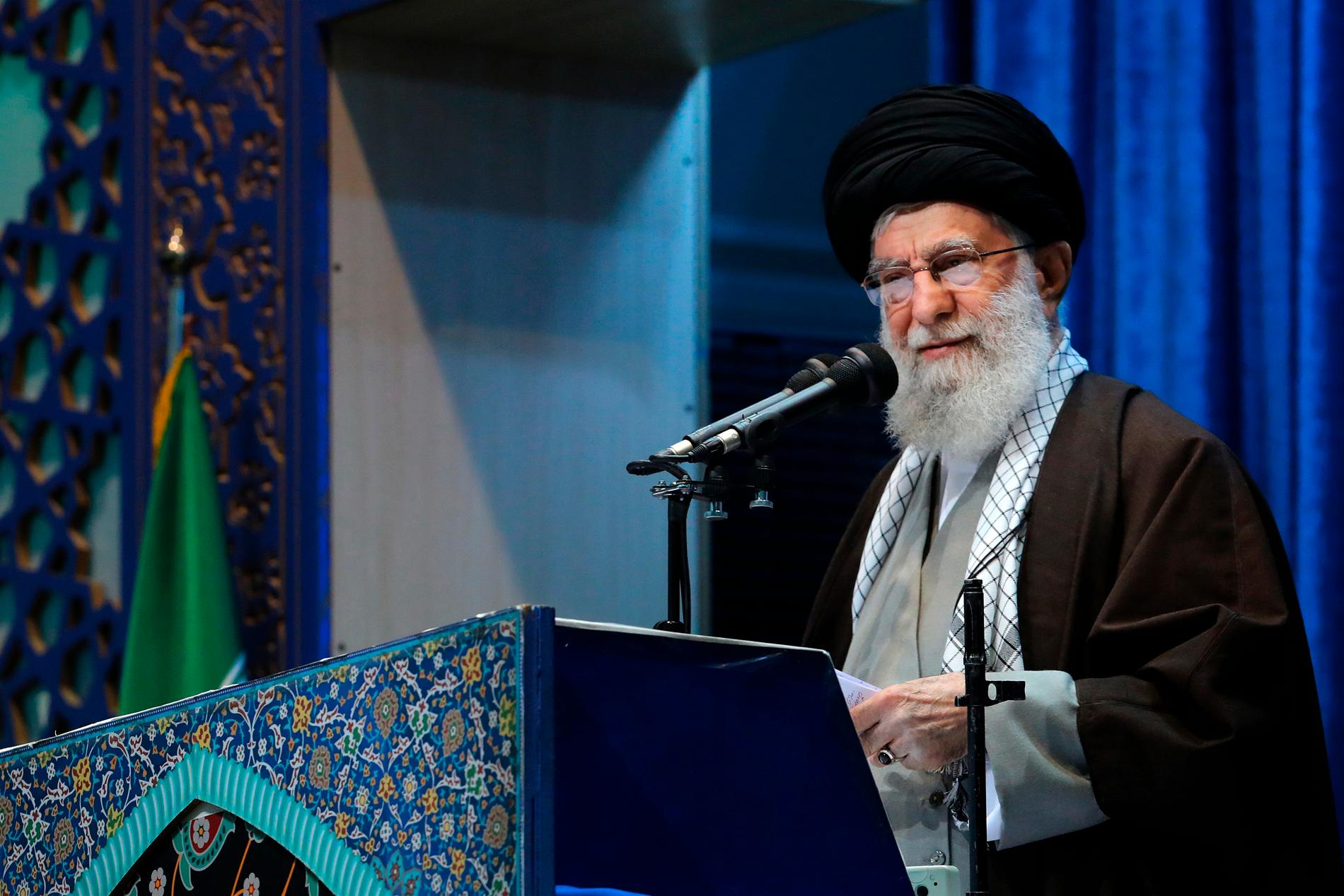 Irans högste ledare, ayatolla Ali Khamenei, leder fredagsbönen för första gången på åtta år i Imam Khomeini-moskén i Teheran.
