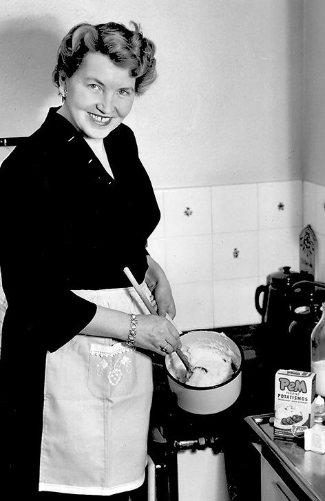 Då Hemmafru lagar potatismos någon gång på 50-talet.