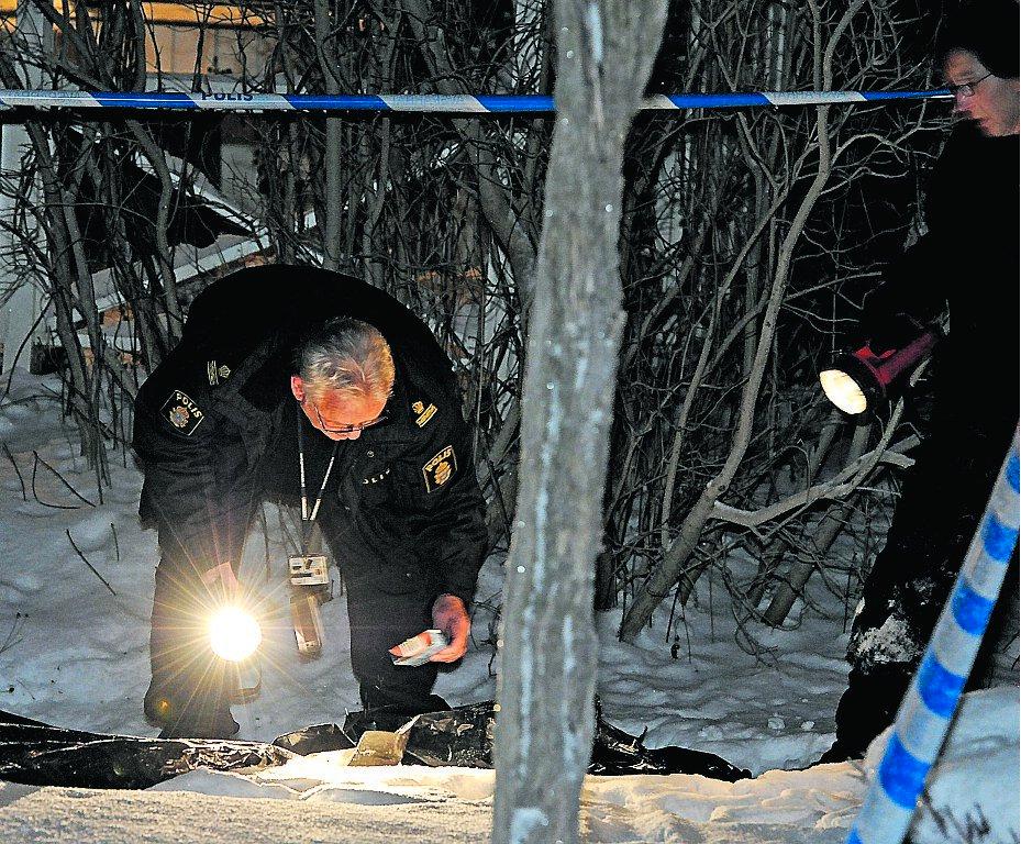 Den 41-åriga kvinnan levde tillbakadraget. I torsdags slog en anhörig larm efter att ha upptäckt hennes kropp genom ett fönster. Här genomför polisen en teknisk undersökning i radhusområdet i Sollentuna norr om Stockholm.