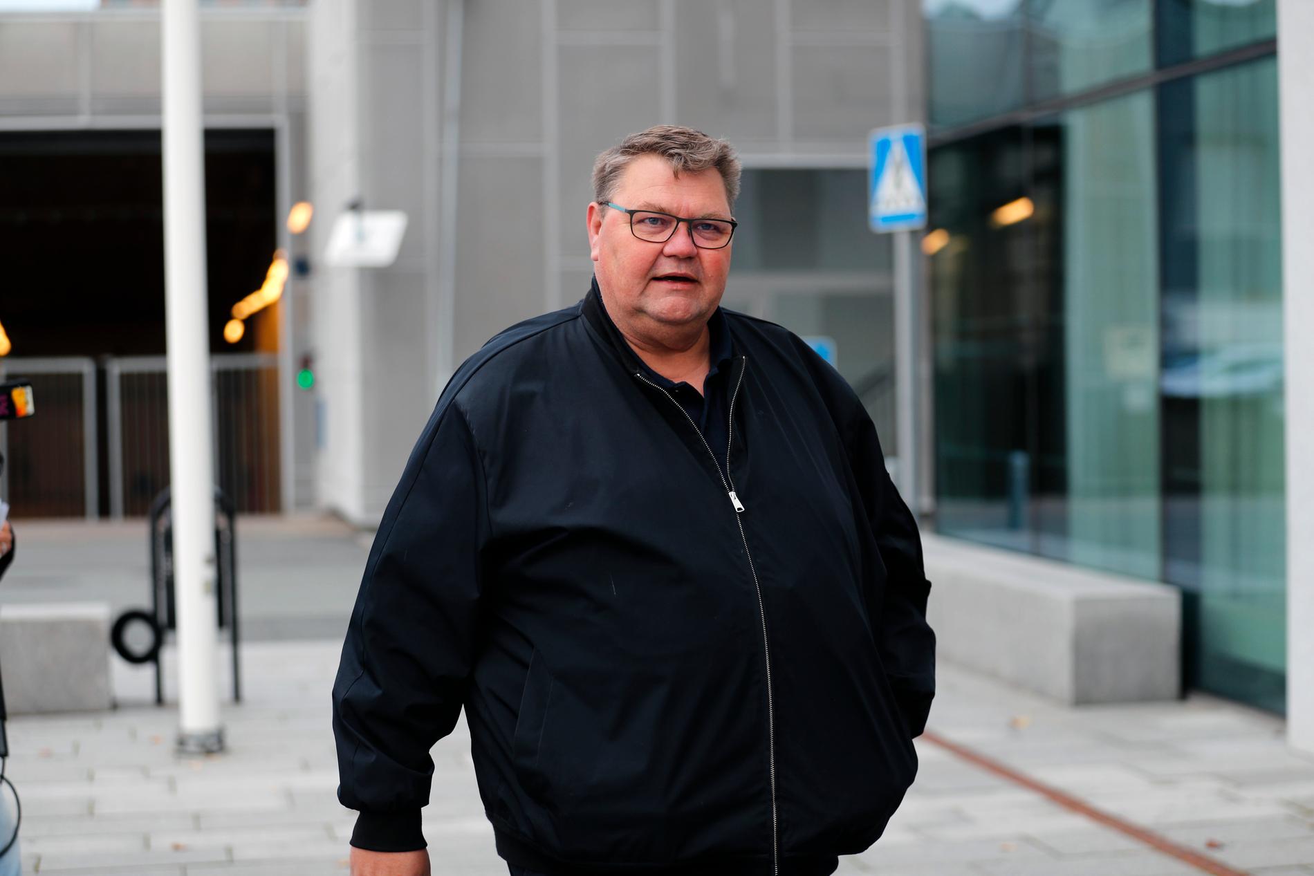 Peter Lundgren anländer till rättegången i Jönköping.