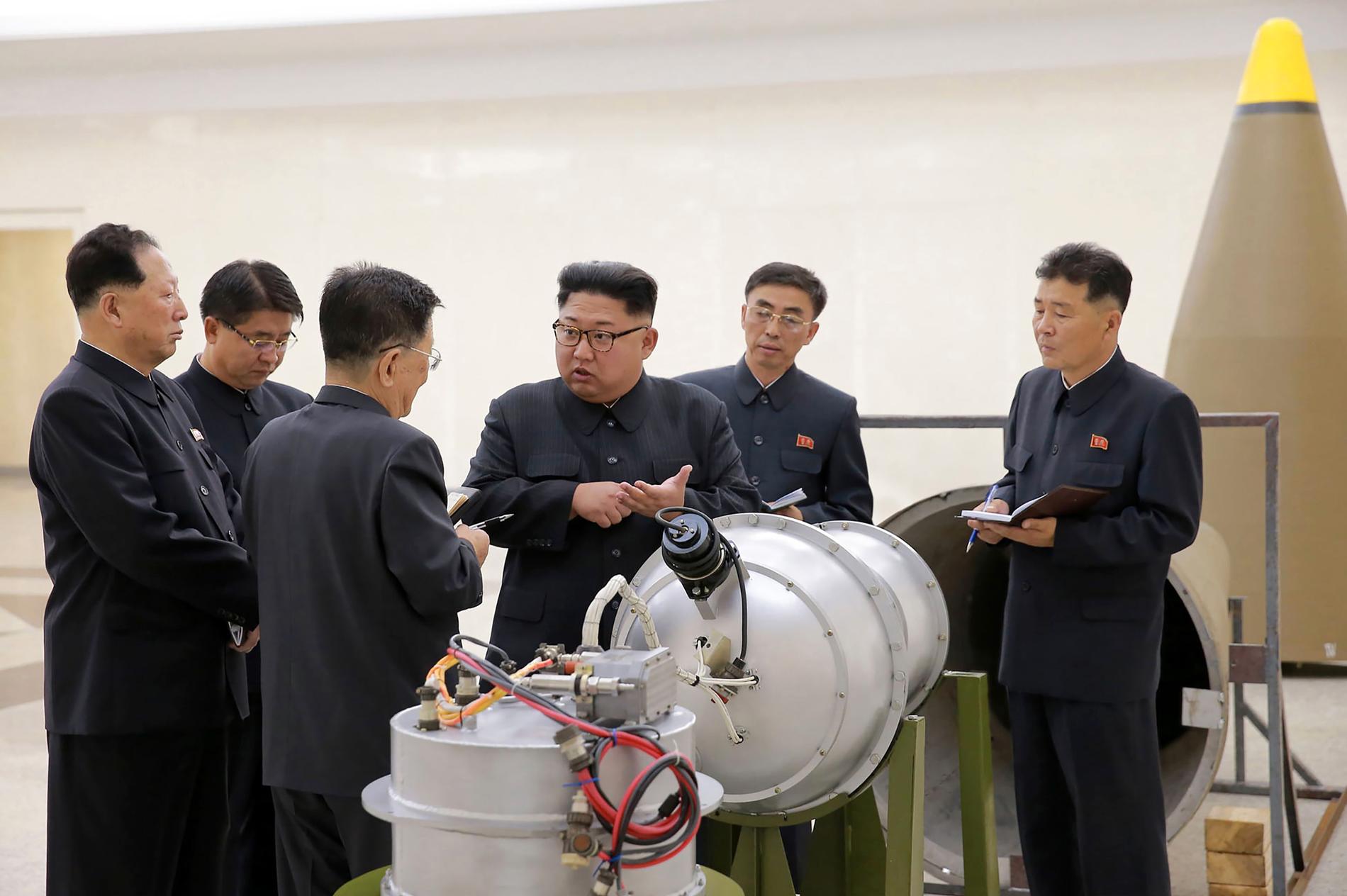 Kort före den misstänkta explosionen besökte Nordkoreas ledare Kim Jong-Un en militäranläggning där kärnvapen tillverkas. Enligt den statliga nyhetsbyrån KCNA inspekterade diktatorn en vätebomb som kan monteras på en långdistansrobot. 