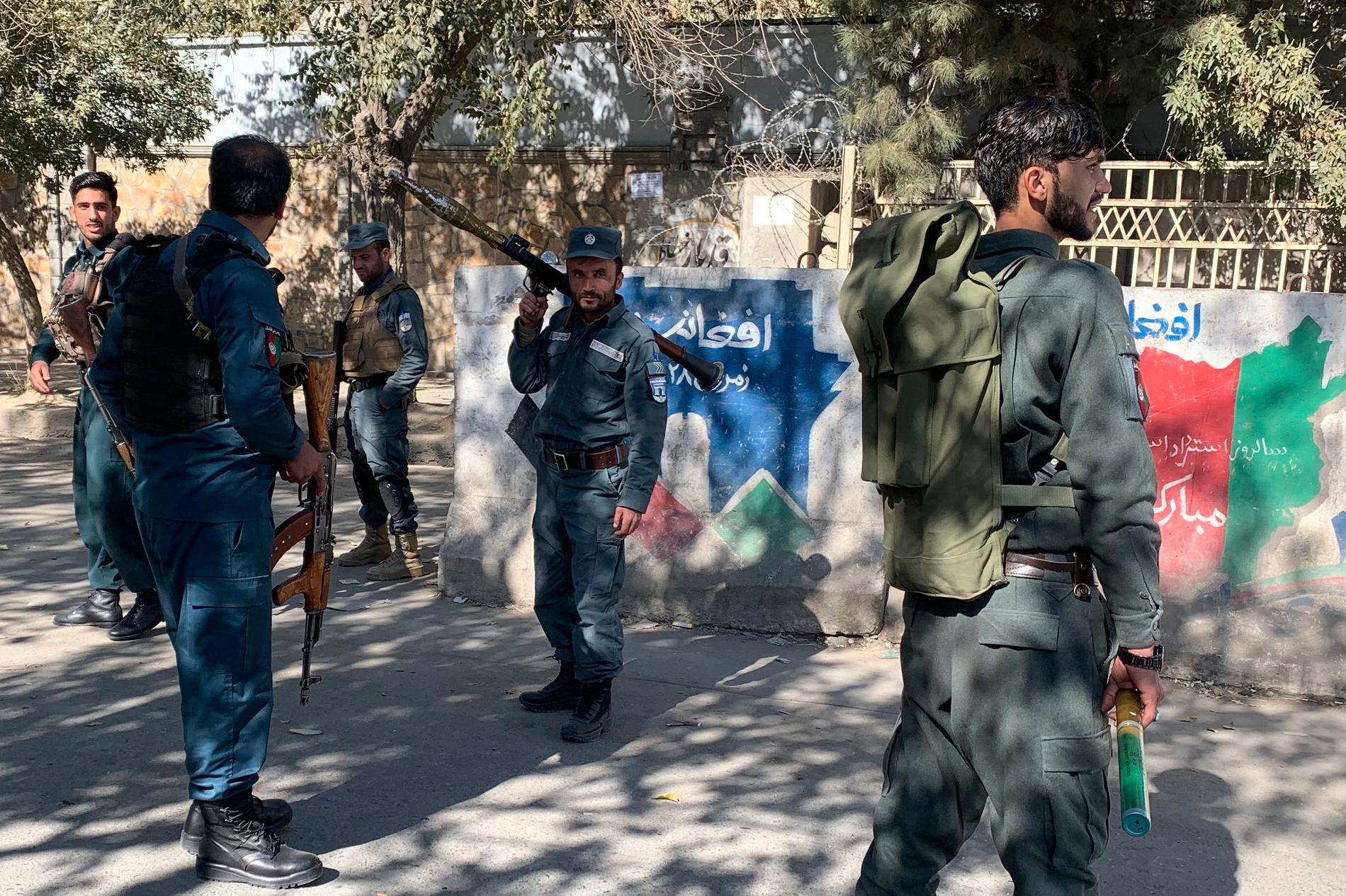 Polisen på plats utanför universitetet i Kabul.
