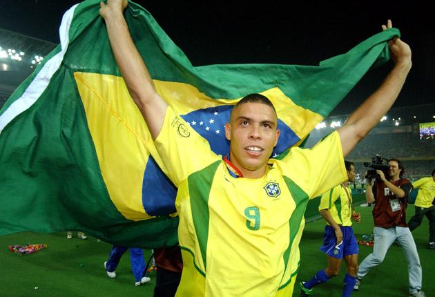 Ronaldo i det brasilianska glädjekaoset efter VM-guldet 2002.
