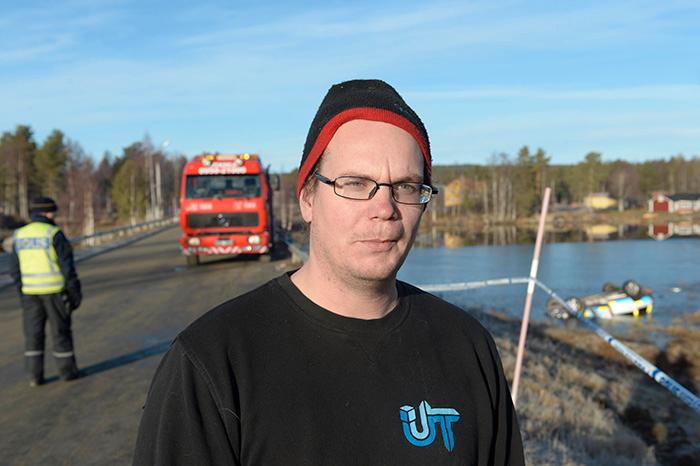 Lastbilsföraren Joakim Sandqvist gick ut för att titta på bärgningsarbetet: ”Jag hade tänkt att åka på jobbet, men stannade hemma för att det här har hänt.”