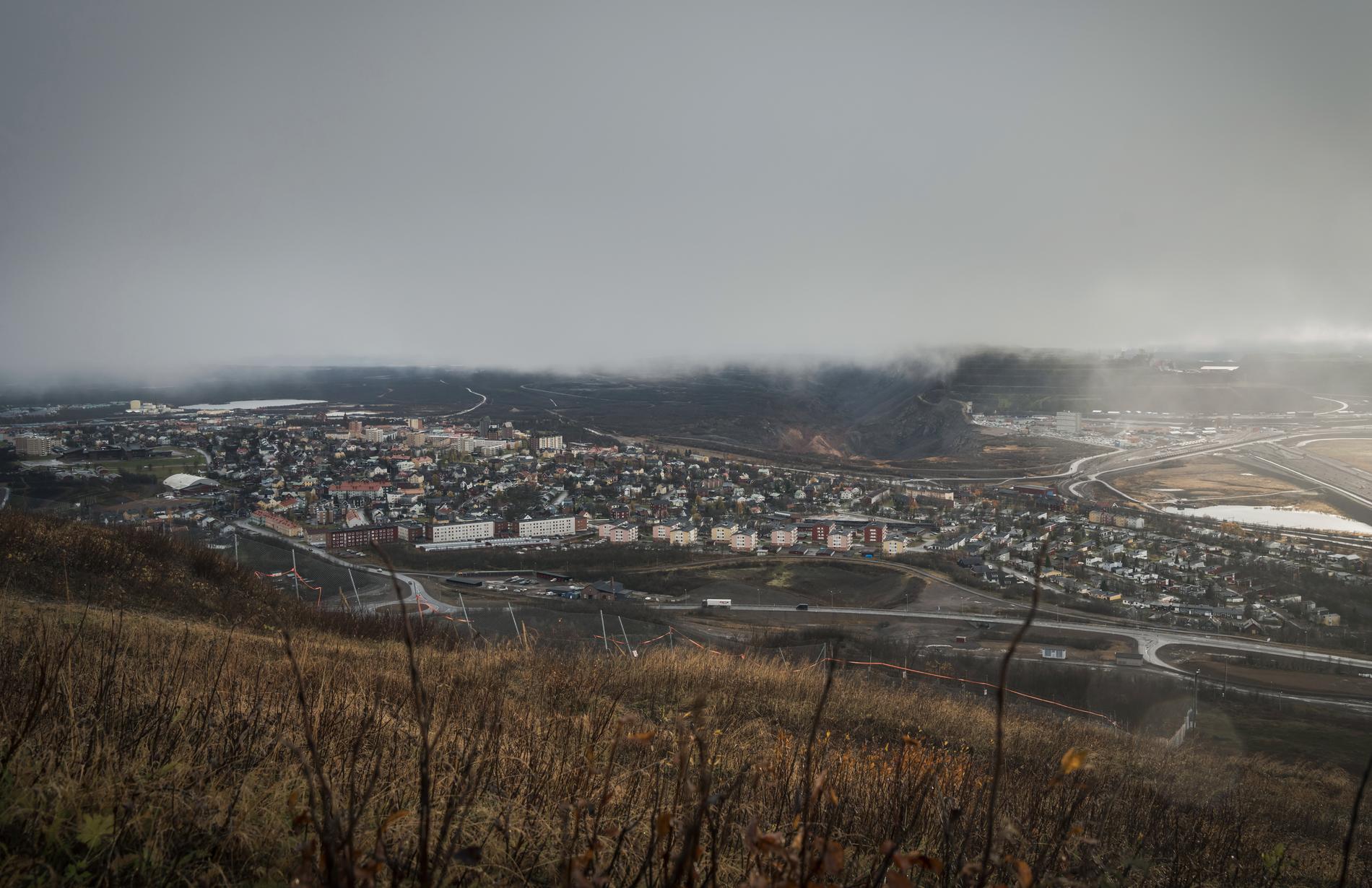 Kiruna sett från stadens skidbacke. Längst bort, bakom dimman, tornar gruvan upp sig. 