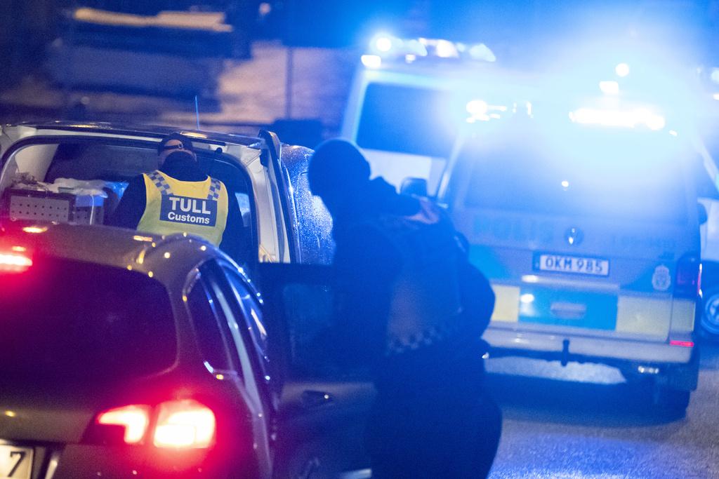 Polisen och tullen genomför kontroller av fordon på i Rosengård.