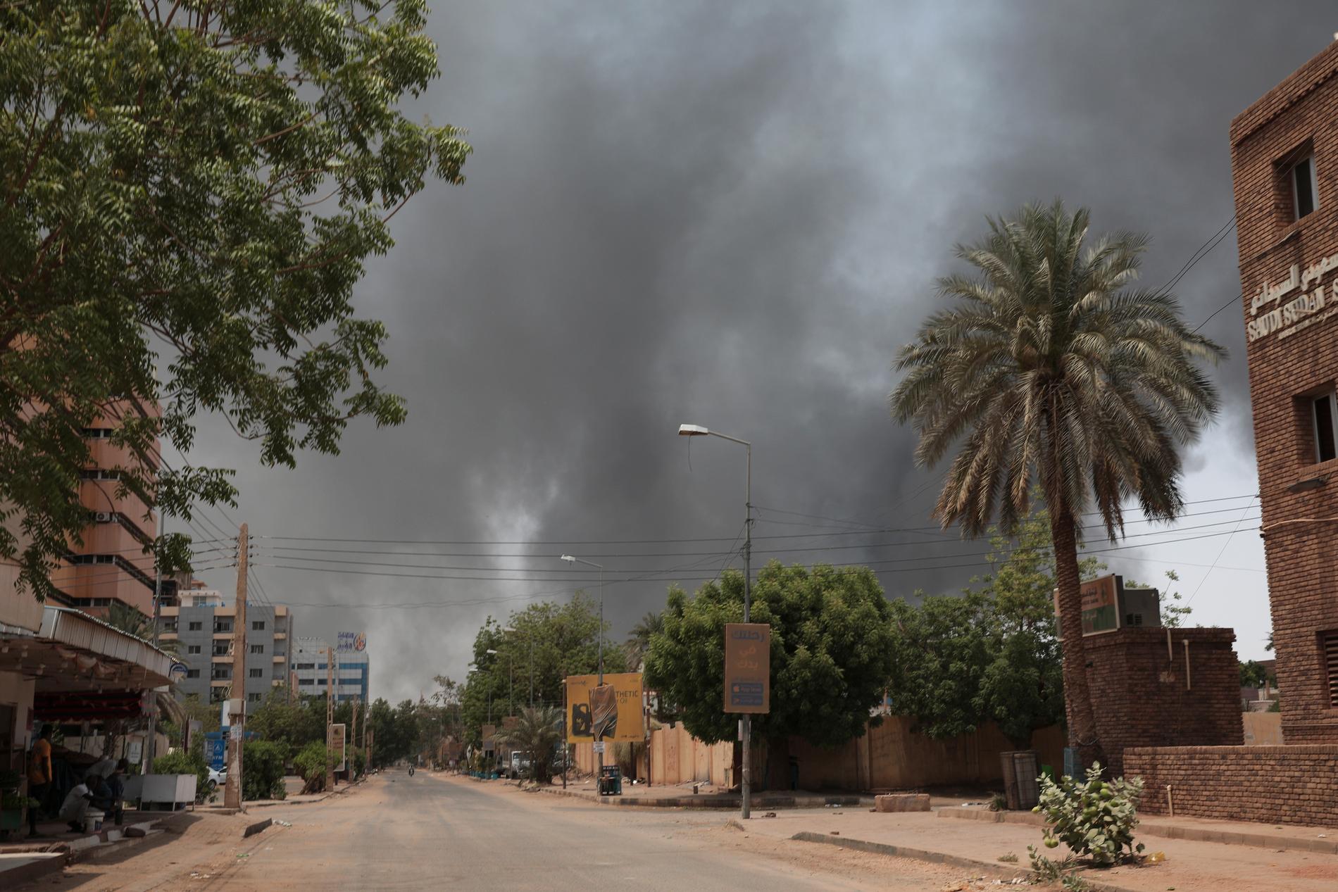 Svart rök stiger över huvudstaden Khartoum.