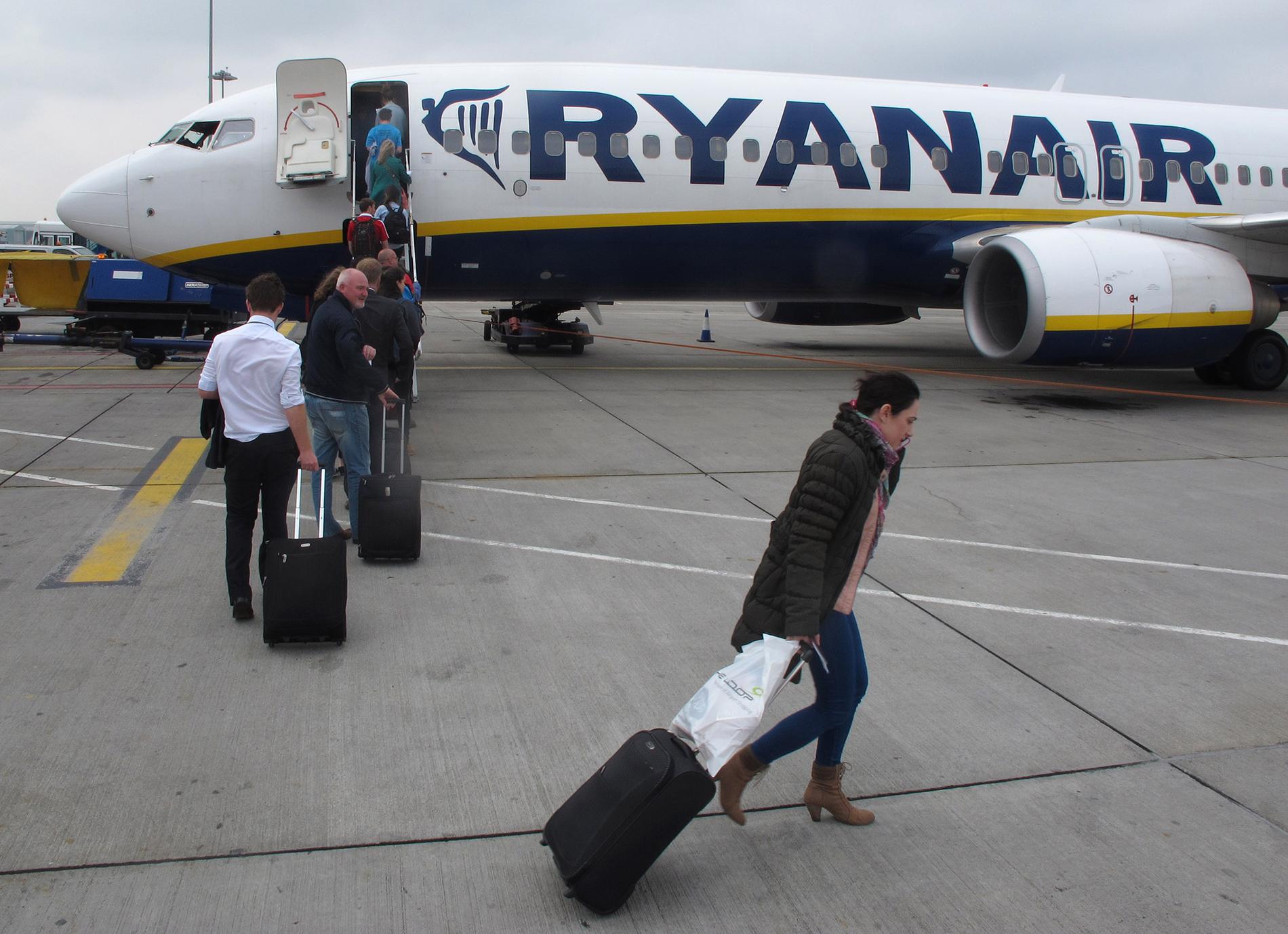 Ryanair tvingar passagerare att lämna in handbagaget. Personerna på bilden har inget med artikeln att göra.