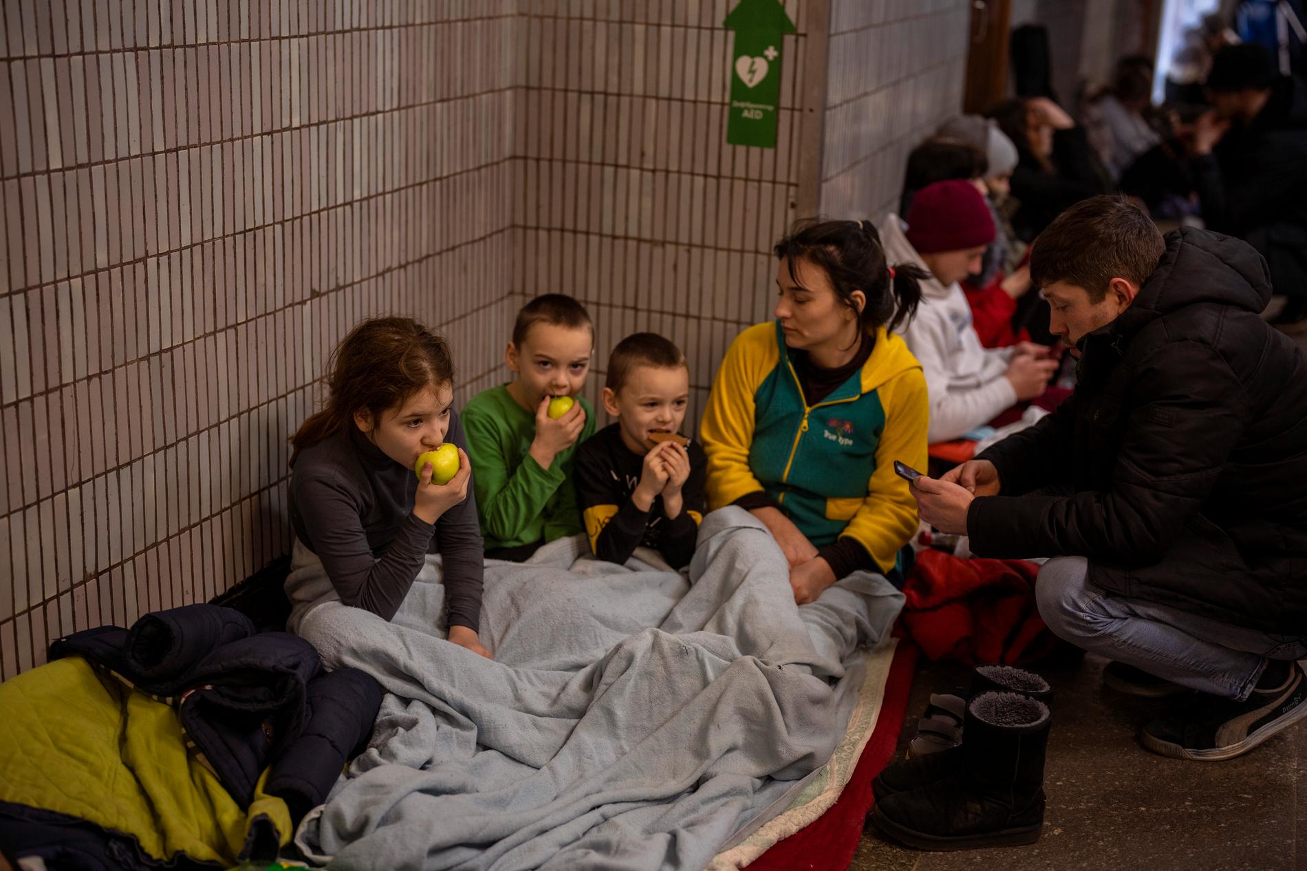 Människor tar skydd i Kievs tunnelbana inför natten. Ukrainas president varnade för att Ryssland skulle storma staden under natten. 
