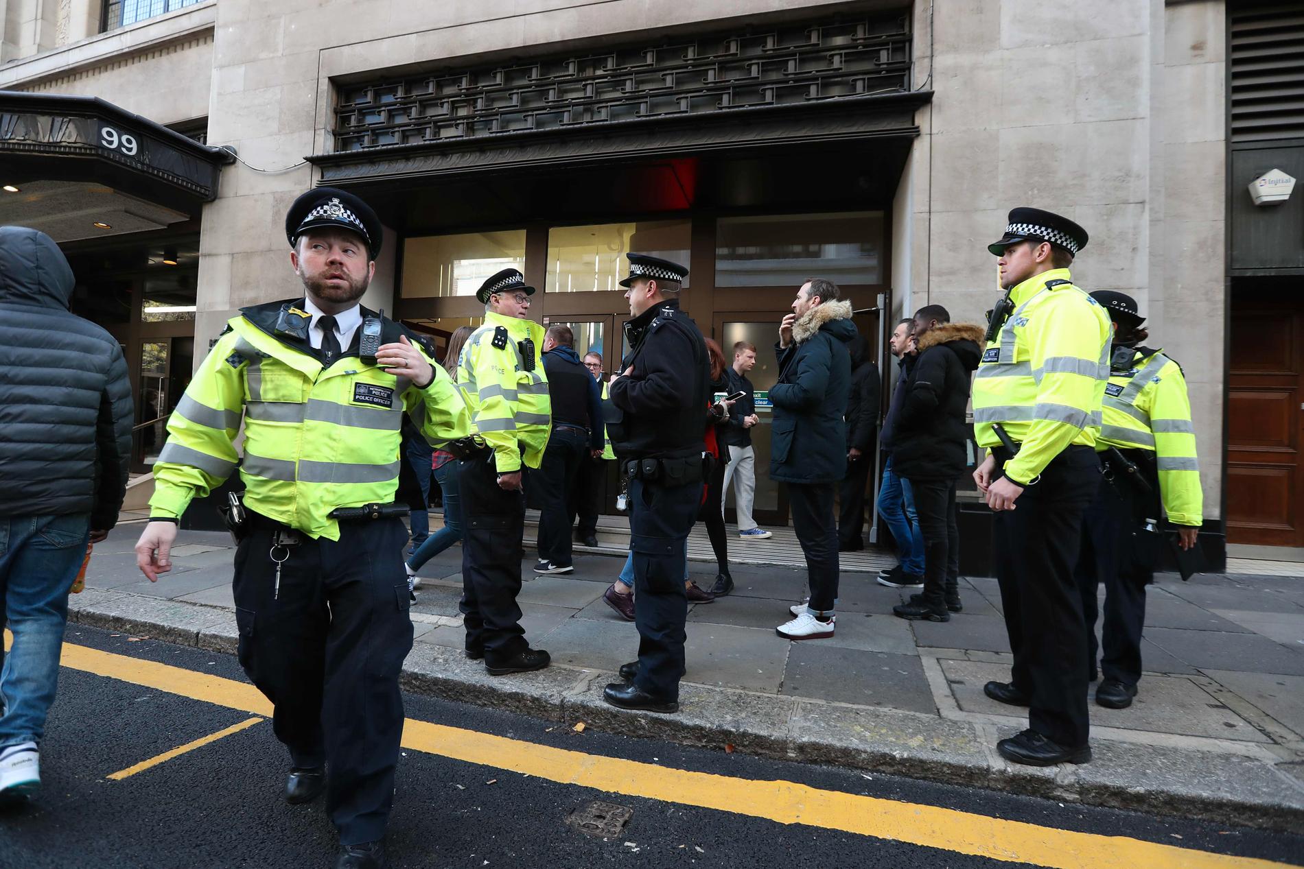 Brittisk polis utanför Sony Musics huvudkontor i London. 