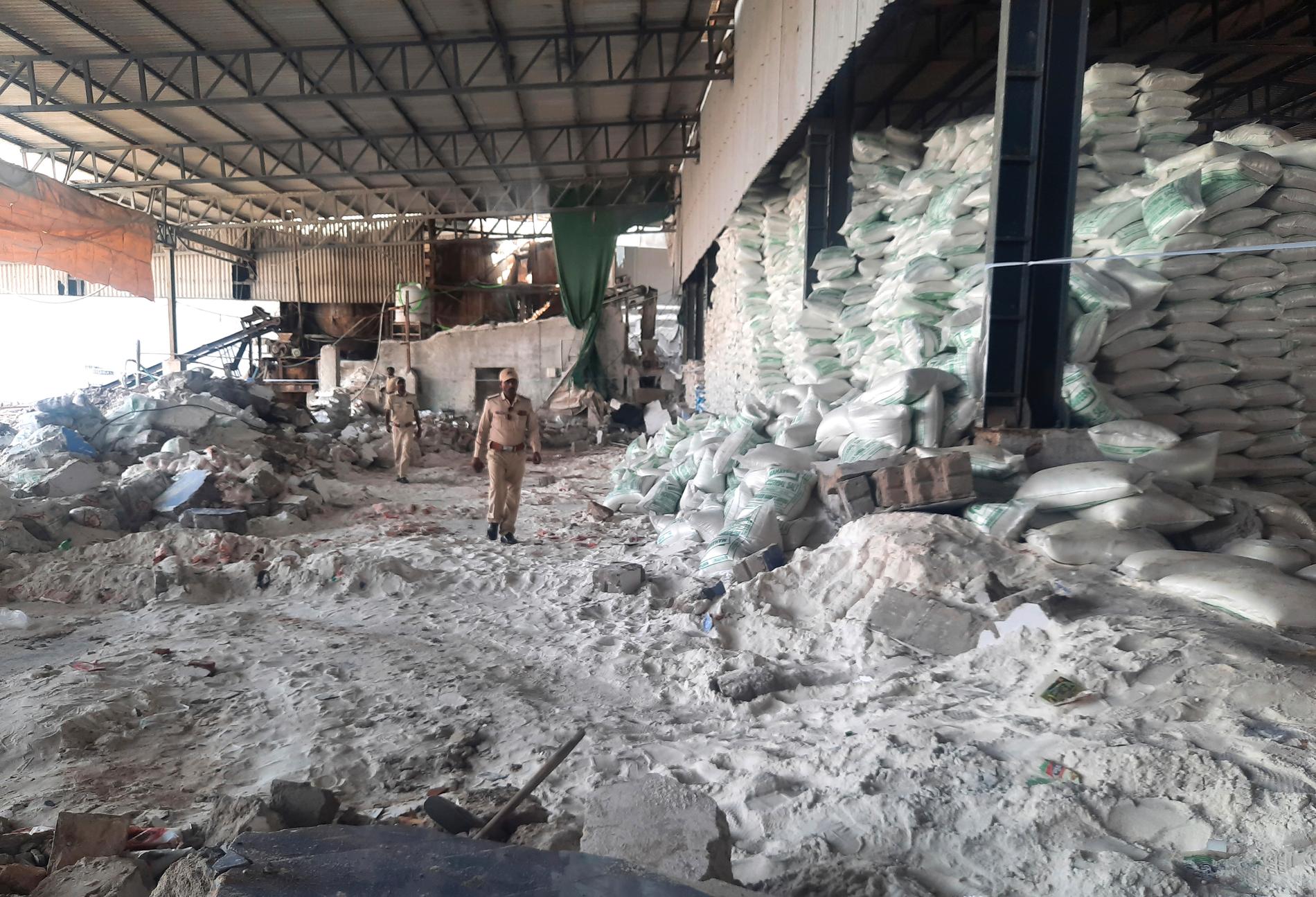 En vägg kollapsade på en saltförpackningsfabrik i delstaten Gujarat i västra Indien. Minst tolv fabriksarbetare uppges ha dött i olyckan.
