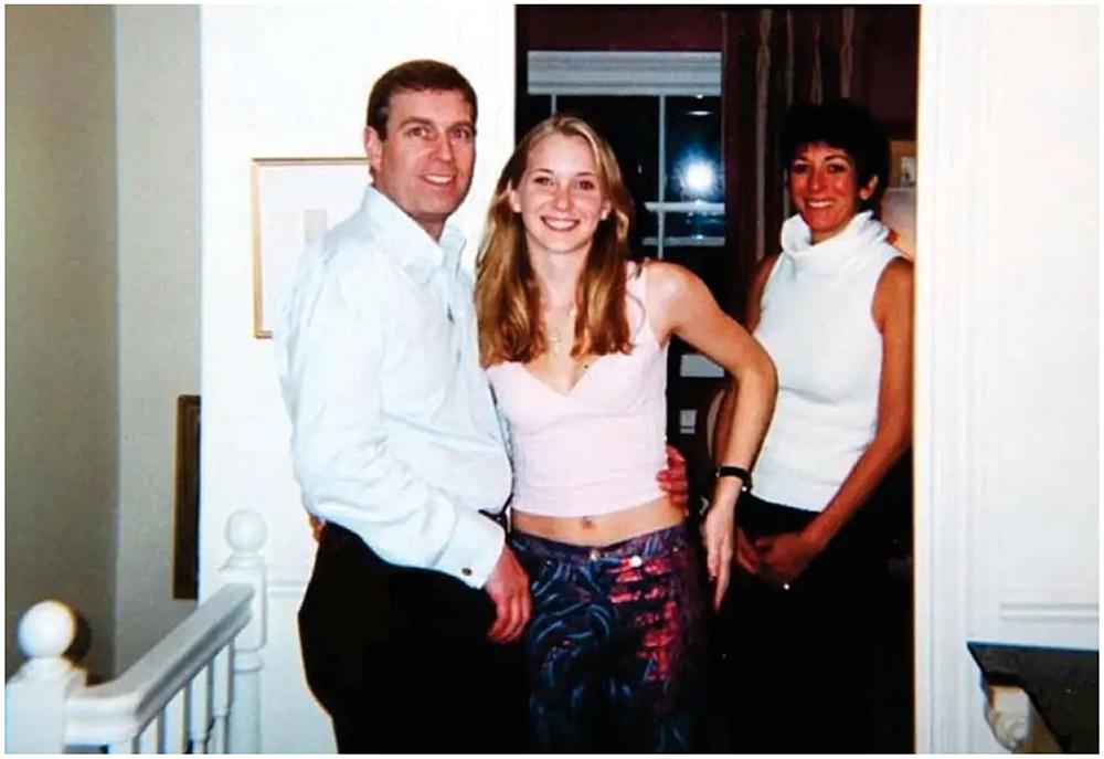 Prins Andrew och Virginia Robert Giuffre. I bakgrunden ser man Ghislaine Maxwell som hjälpte pedofilen Jeffrey Epsteins att få tag på unga kvinnor och flickor. 