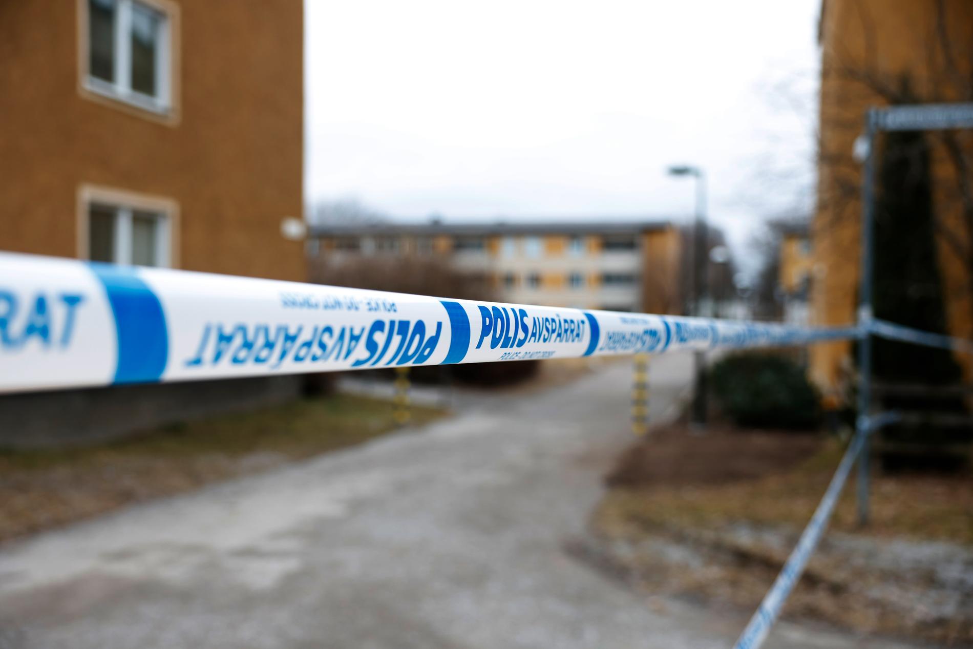 Vid lunch på onsdagen sköts en man i Skärholmen. 
