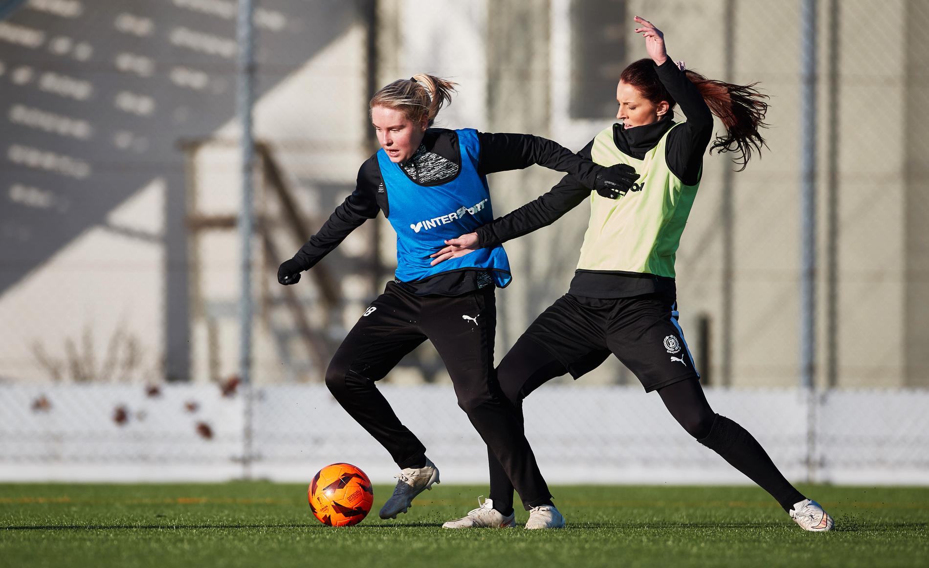 Rebecka Holm och Malin Gunnarsson testar att träna med MFF som har öppen träning för spelare som vill ta en plats i MFF:s damlag som ska börja spela i division fyra nästa säsong.