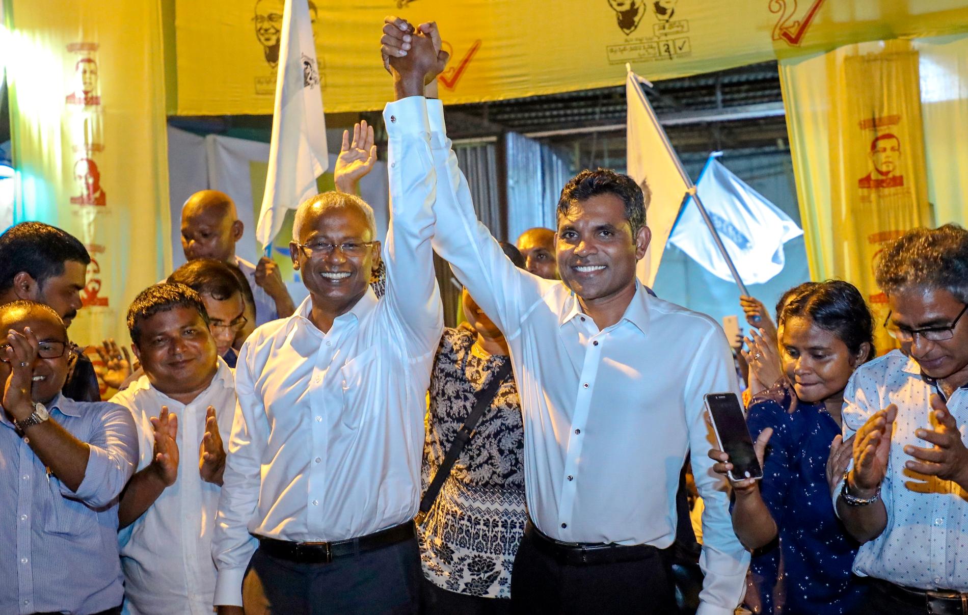 Oppositionspolitikern Ibrahim Mohamed Solih (till vänster) firar valsegern på Maldiverna med sin andreman i partiet, Faisal Naseem.