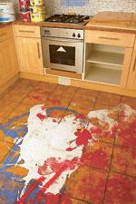 Köksskåpen är sönder­slagna och golven täckta av uthälld färg.