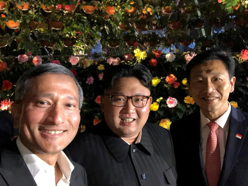 Singapores finansminister Vivian Balakrishnan tar en selfie med Kim Jong Un och Singapores utbildningsminister Ong Ye Kung. 