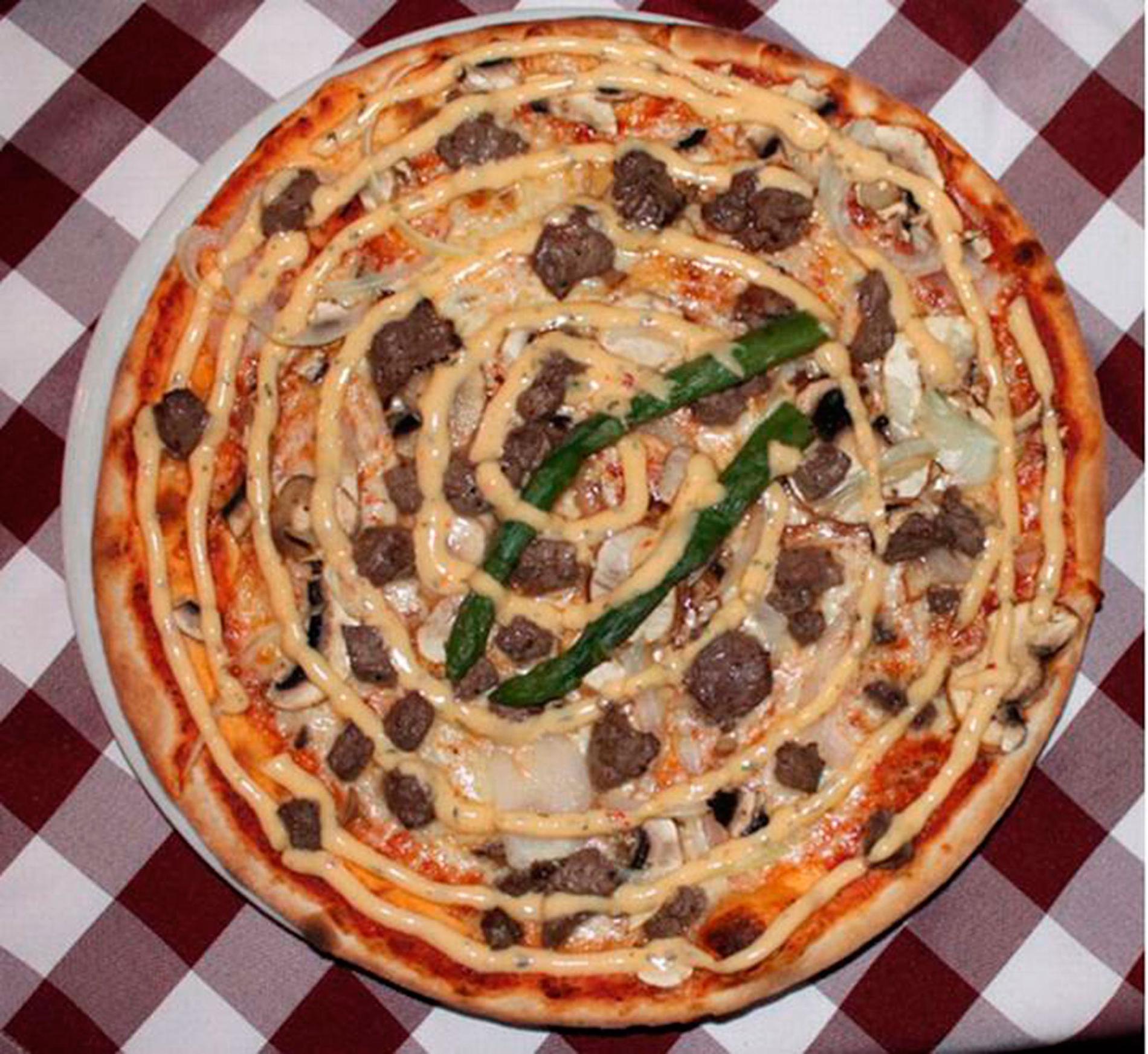 På Alpek-pizzan finns både oxfilé, bearnaisesås, sparris, lök, mozzarella och champinjoner.
