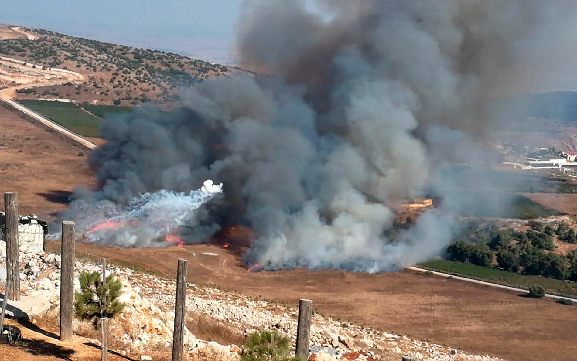 Strider utbröt på söndagen längs Libanons södra gräns mellan israelisk militär och Hizbollahrörelsen. Rökutveckling efter israelisk eldgivning mot södra Libanon