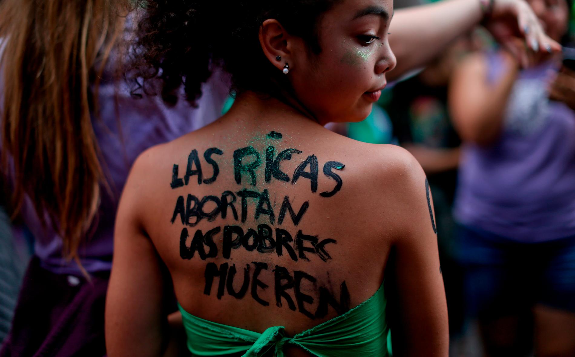 ”De rika gör abort, de fattiga dör” står skrivet på en demonstrants rygg.