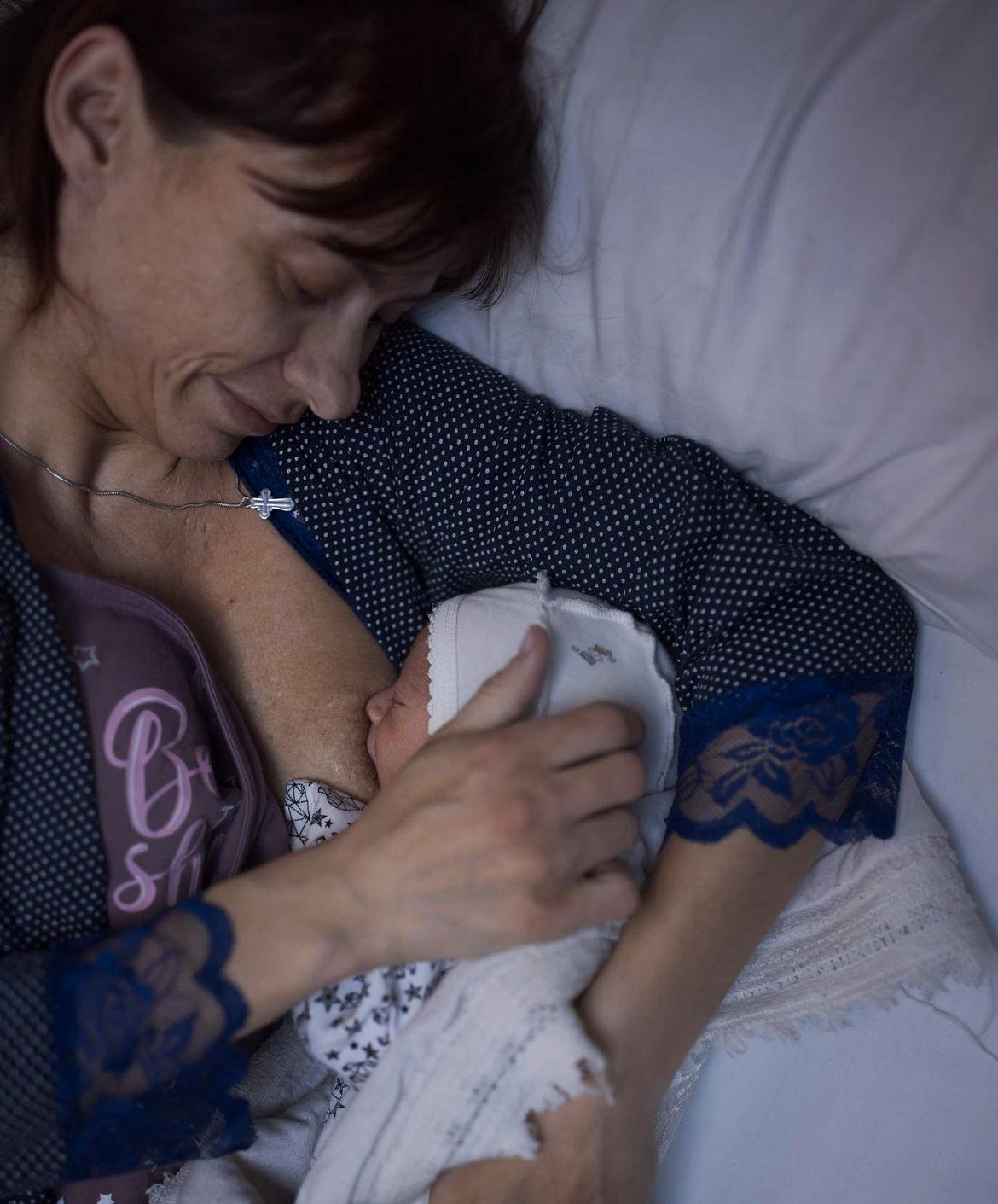 Mamma Inna Romanchuk och nyfödde Mark i mars förra året-
