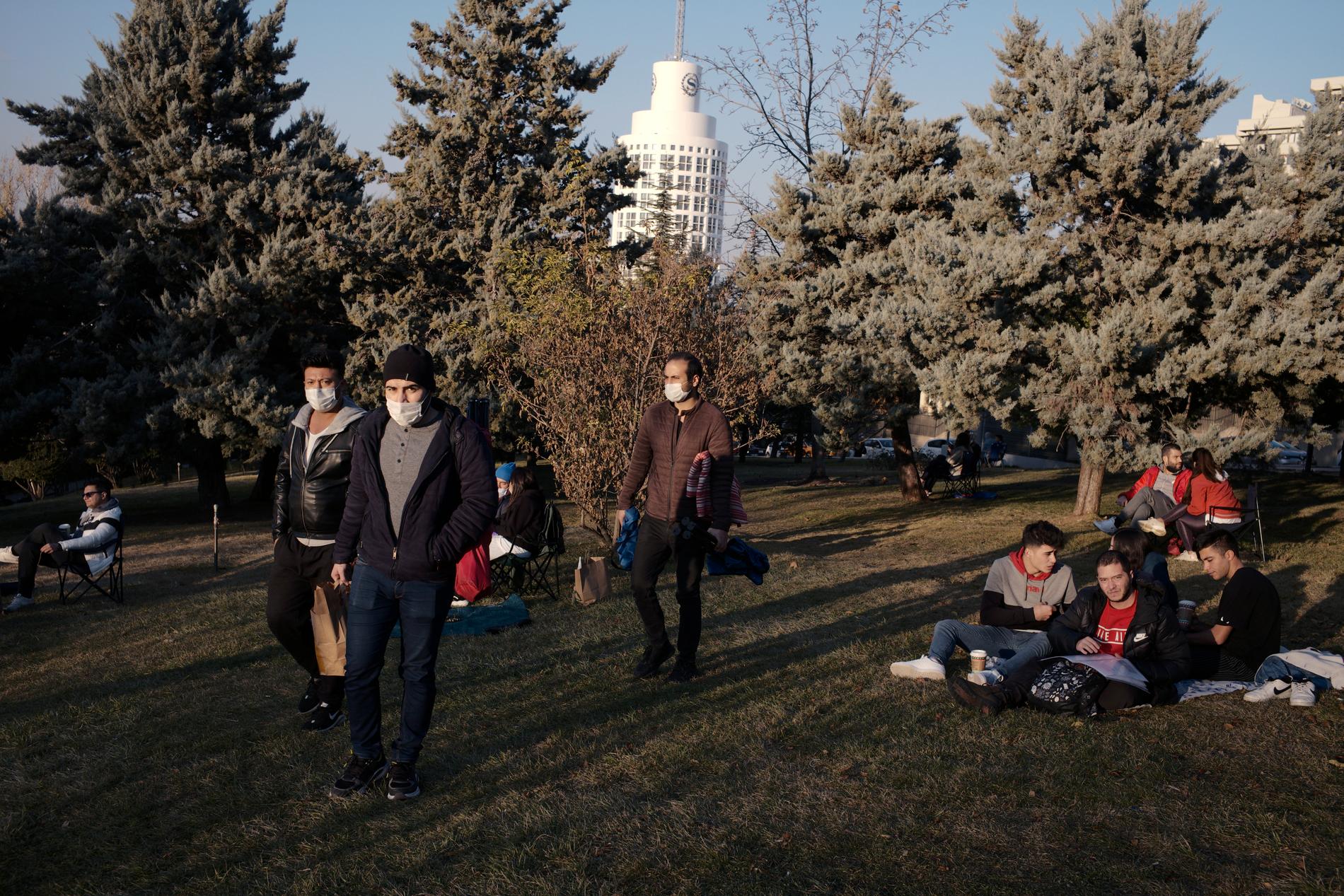 Flera passade på att hämta frisk luft en park i Ankara timmarna före stadens två-dagars nedstängning.