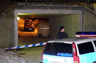 Fyndplatsen Vid den här gångtunneln i Brunna, Kungsängen nordväst om Stockholm hittades det döda flickebarnet. Polisen har byggt ett tält över fyndplatsen för att säkra alla spår.