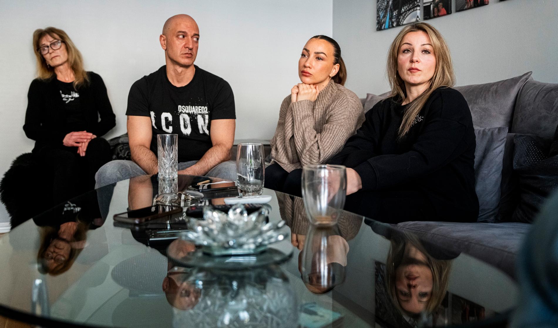 Mamma Barbara och Mikaels svåger Elias sitter i soffan tillsammans med Adrianas mamma Susanne och Mikaels syster Aneta.