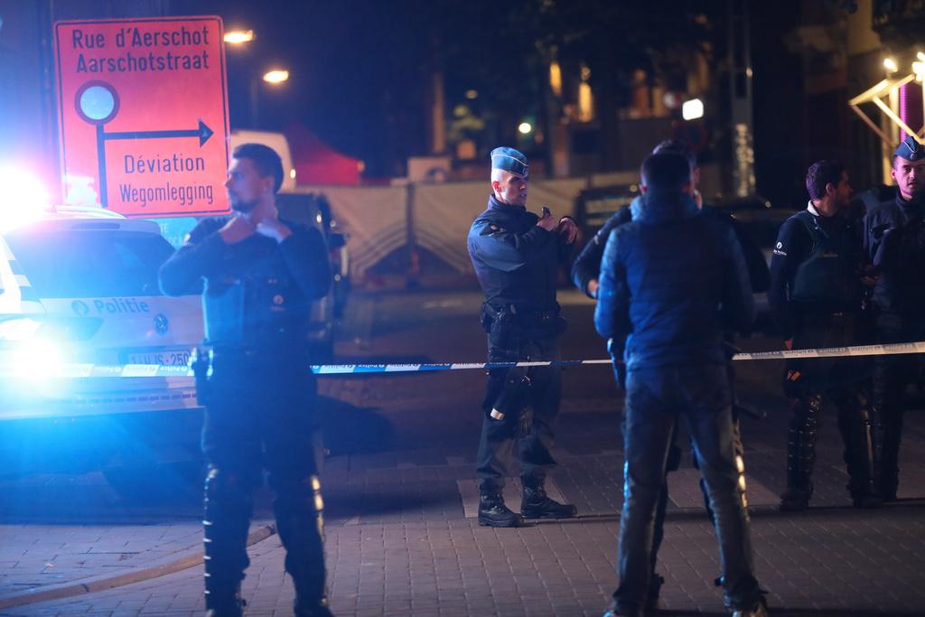 Poliser på plats vid Aarschotstraat i Schaarbeek i Bryssel, där två av deras kollegor attackerats.