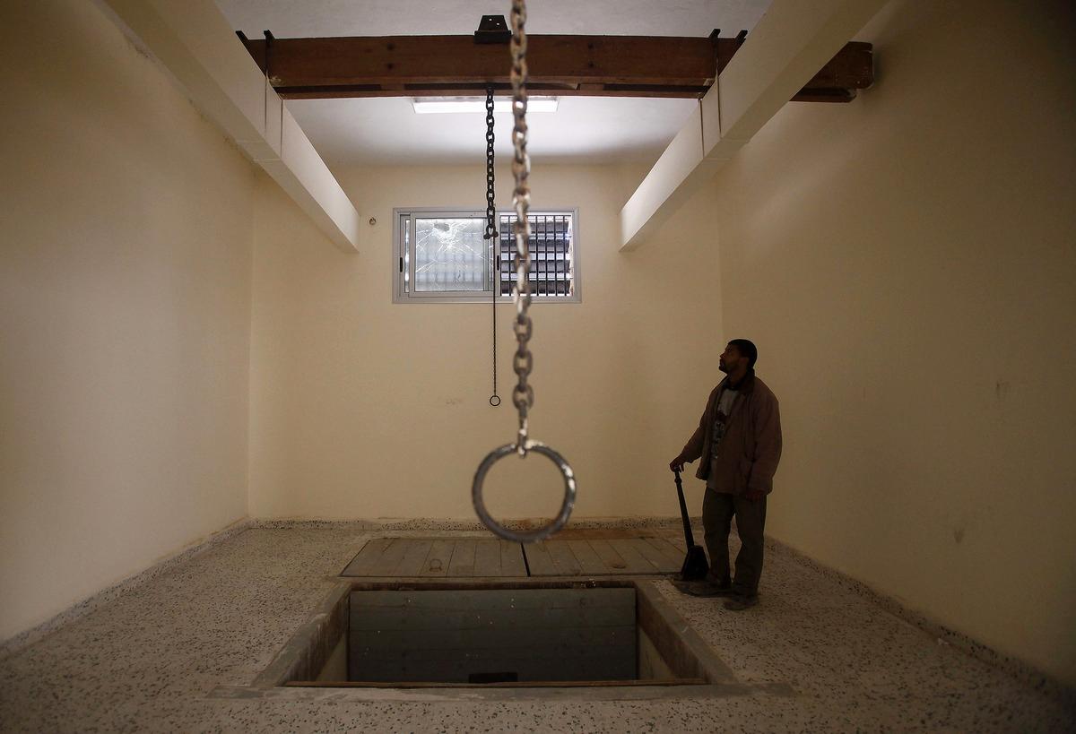 HÄR avrättades DE Till det här rummet i huvudfängelset i Benghazi fördes de fångar som skulle avrättas. I golvet finns flera falluckor och från taket hänger kedjor.