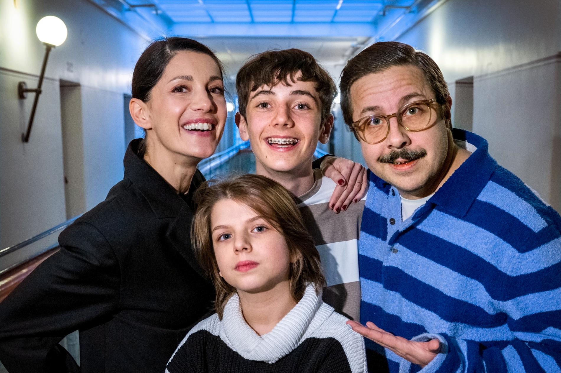 Nina Zanjani, David Sundin, Axel Adelöw och Paloma Grandin spelar den tjuvaktiga familjen Knyckertz i "Knyckertz och snutjakten".