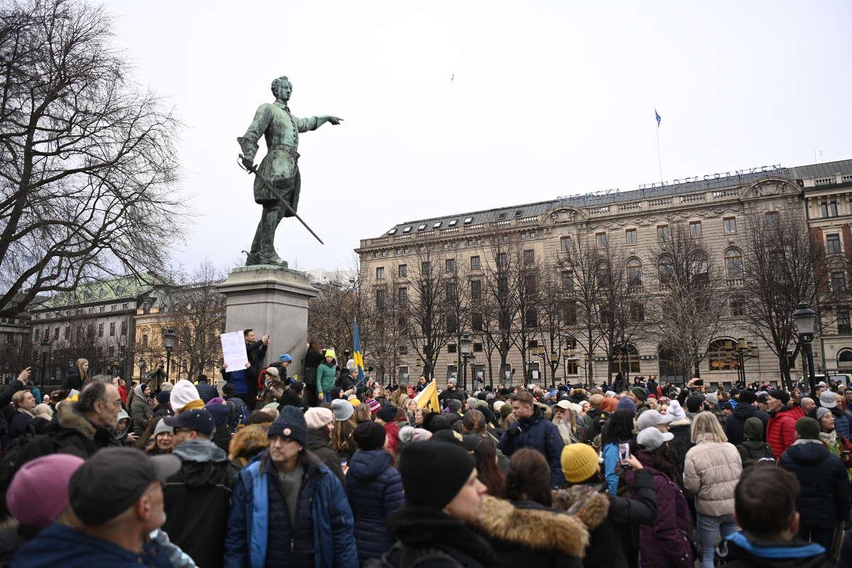 Framme i Kungsträdgården samlades man runt statyn av Karl XII. Flera personer började sjunga nationalsången. 