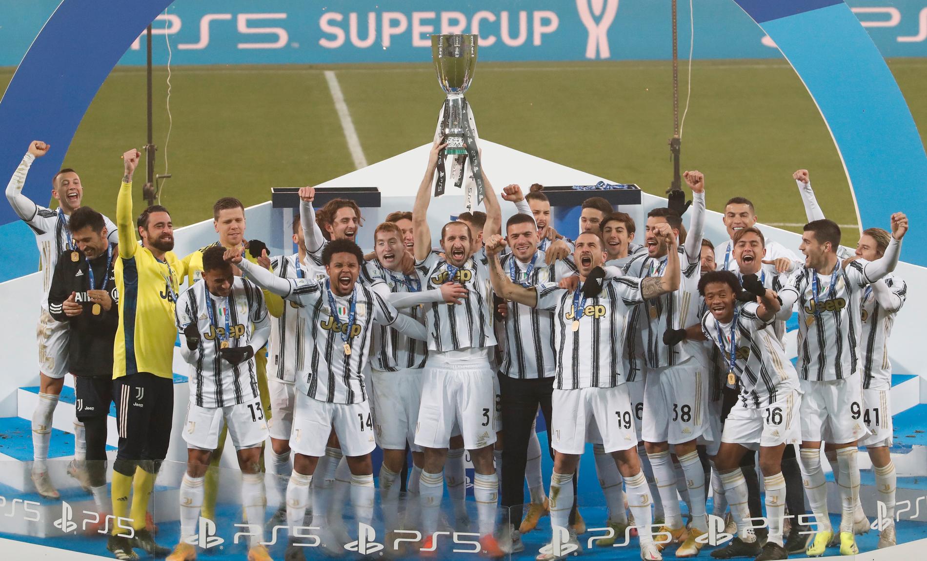 Dejan Kulusevski fick fira sin första titel med Juventus efter segern i italienska supercupen.
