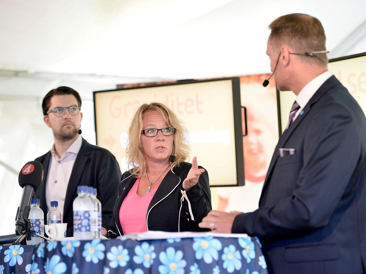 Carina Herrstedt i mitten, tillsammans med Sverigedemokrternas partiledare Jimmie Åkesson och partiets skolpolitiska talesperson Stefan Jakobsson.