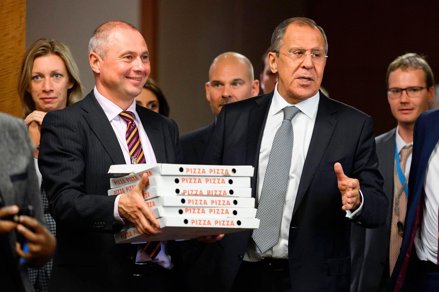 Lavrov tog med pizza till de väntande journalisterna.