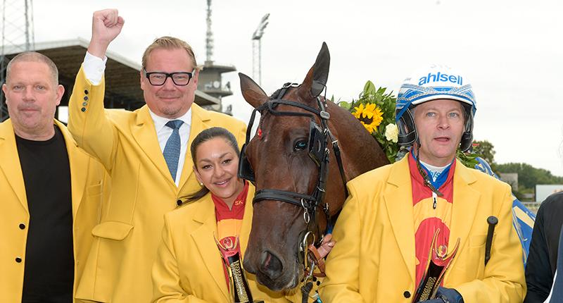 Anders Ström fick vinna Derbyt med stjärnstoet Joviality. På söndag startar hon i Prix d’Amérique: ”Livets häst”, säger ägaren och uppfödaren.
