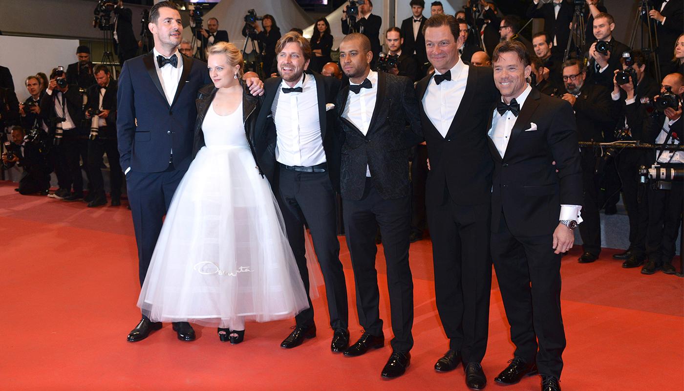Christopher Laesso, Dominic West, Ruben Östlund, Claes Bang, Elizabeth Moss och Terry Notary på röda mattan i Cannes.