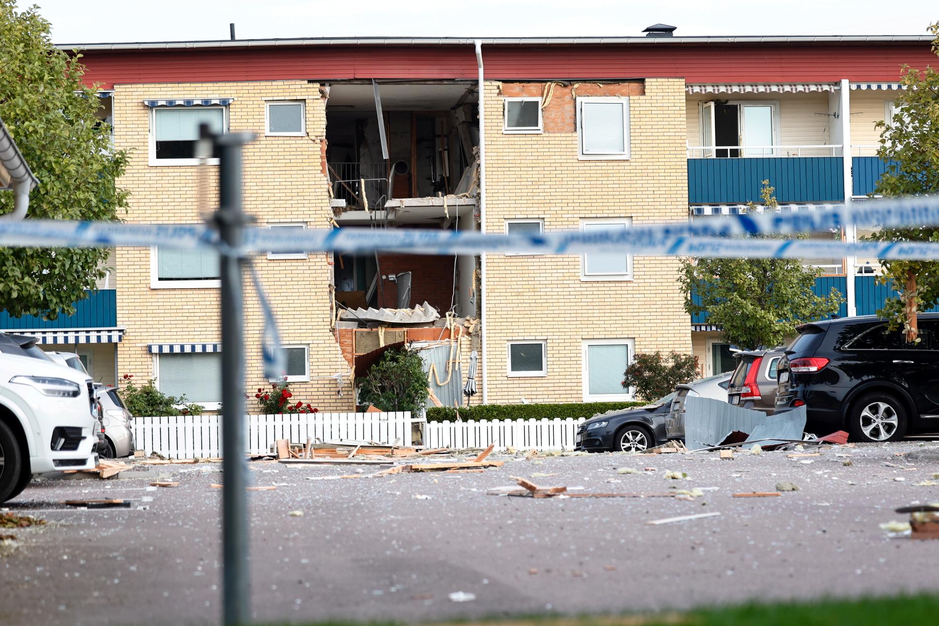 Bortsprängd yttervägg efter en kraftig explosion i ett bostadshus i området Ekholmen i Linköping den 26 september.