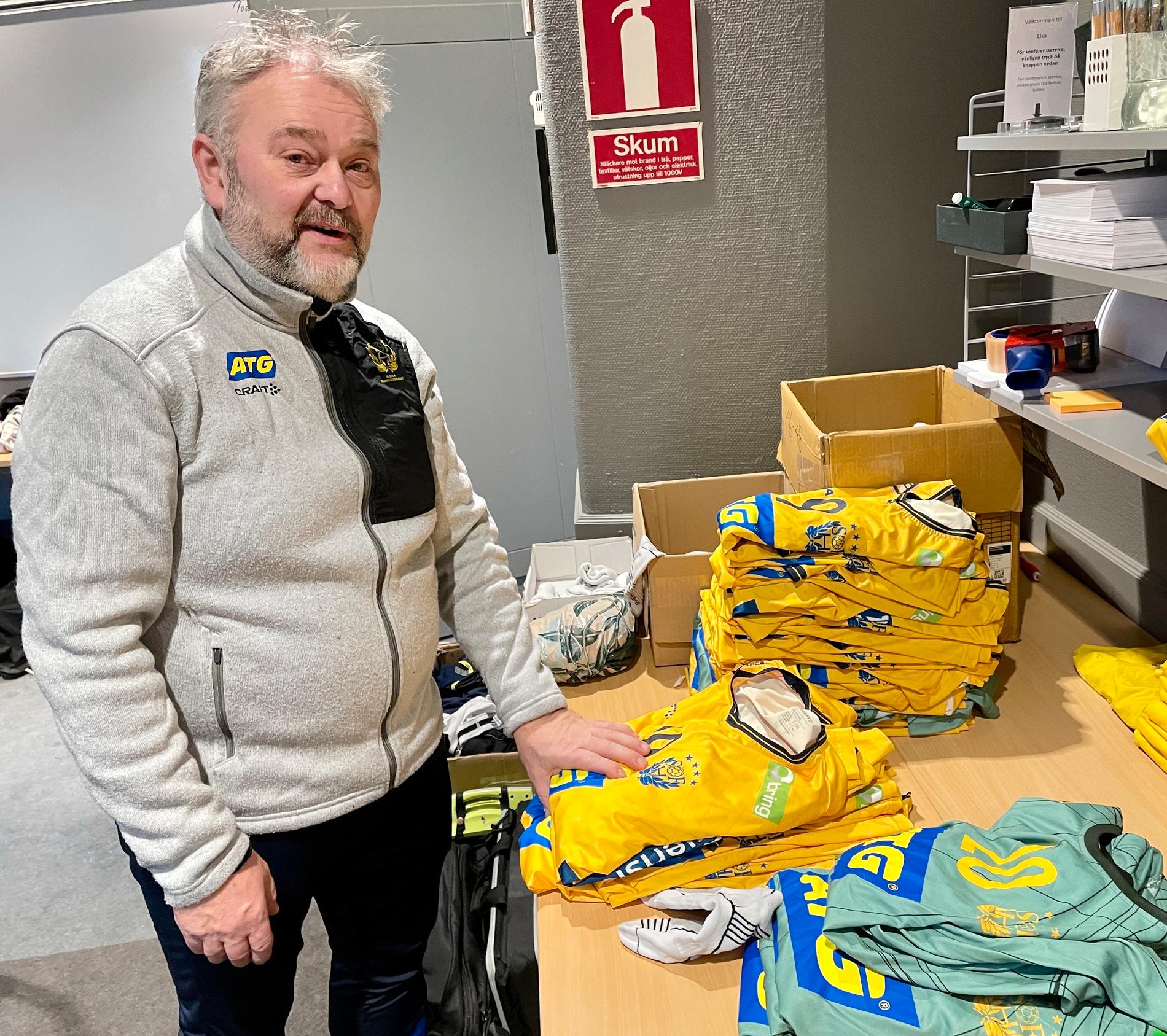 Materialförvaltare Christian Åhman med sina tröjor i landslagets samlingsrum.