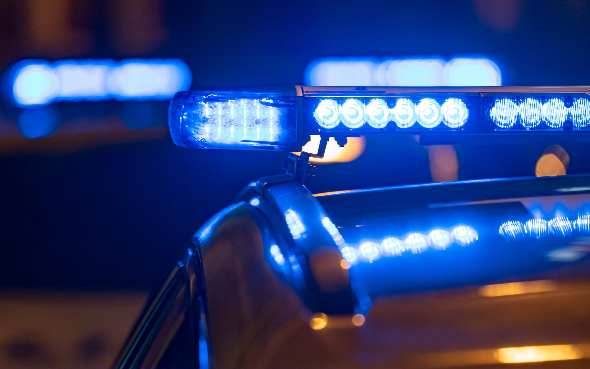 En kvinna i 40-årsåldern misstänks för att ha försökt köra på två polisbilar under en biljakt. Arkivbild.