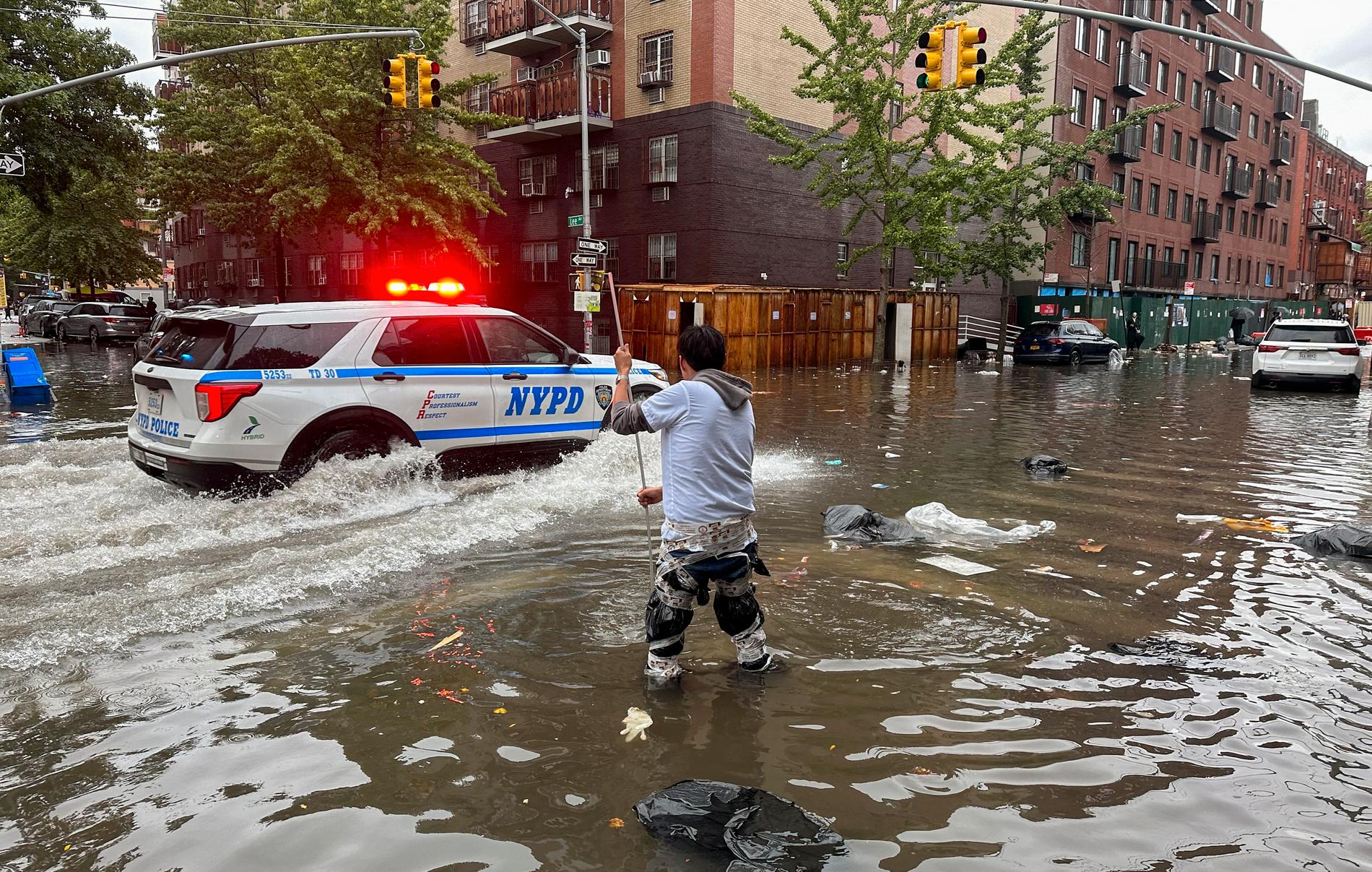 En man försöker ta sig fram genom översvämningarna i Brooklyn.