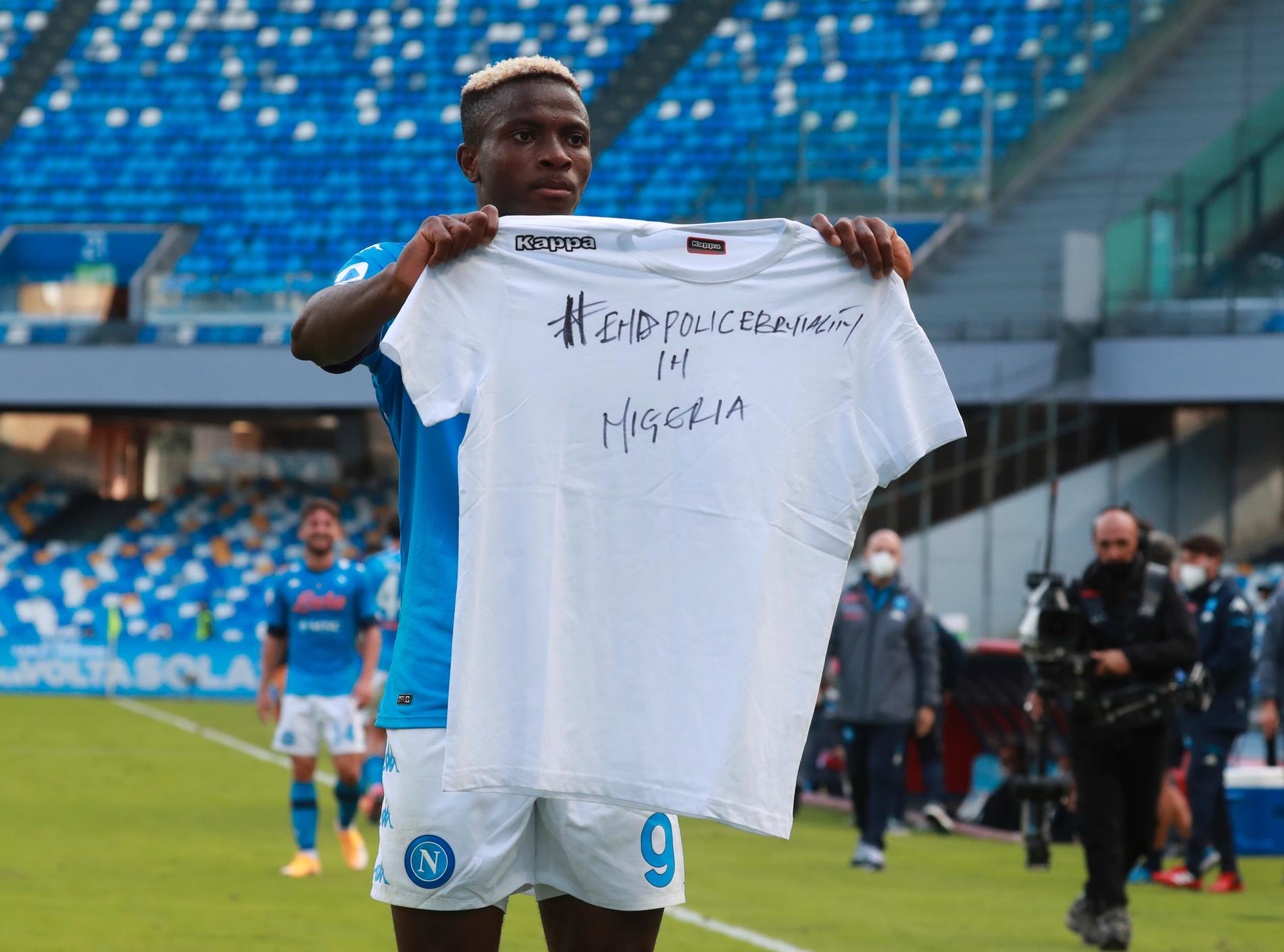 Napolis nigerianska stjärna Victor Osimhen håller upp en tröja med budskapet "End police brutality in Nigeria". Arkivbild.