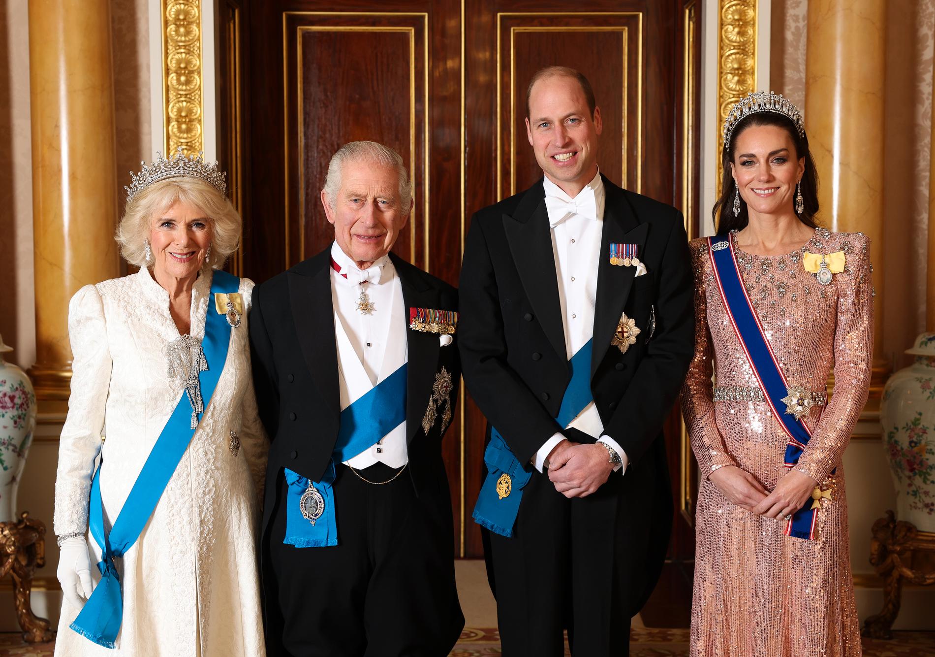 Kung Charles och drottning Camilla och prins William och prinsessan Catherine. 